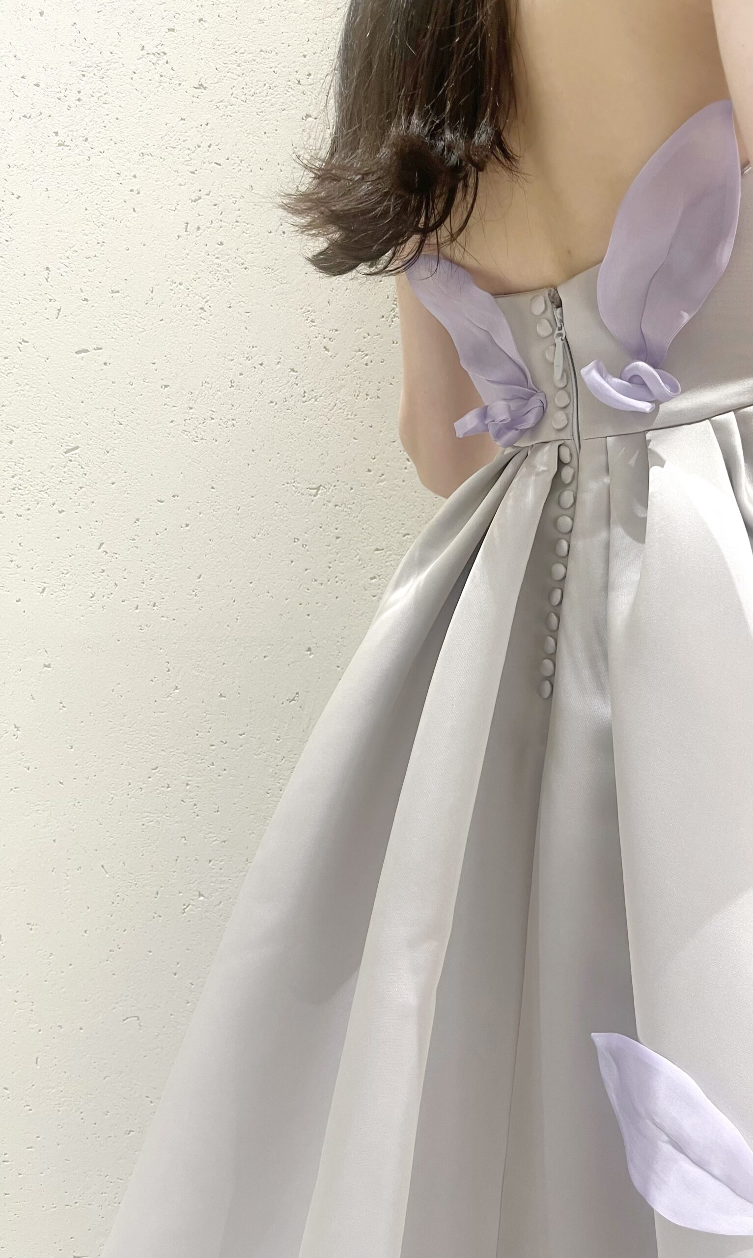 埼玉で人気の結婚式場ザマークグランドホテルの専属ドレスショップザトリートドレッシングではくるみボタンが愛らしくキャッチーなドレスもお勧めしています