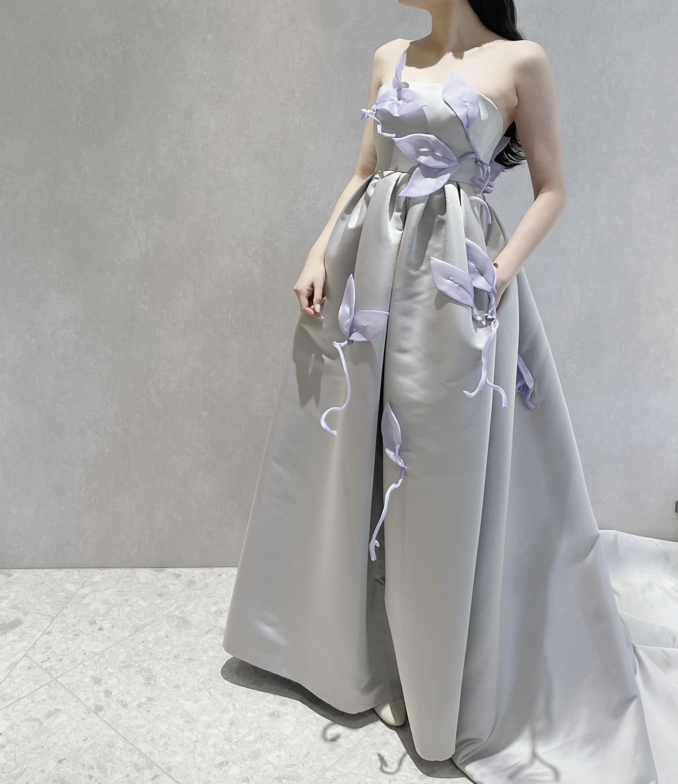 埼玉花嫁にお勧めしたいのはキャッチーな3Dリーフモチーフの施されたラベンダーのカラードレスです