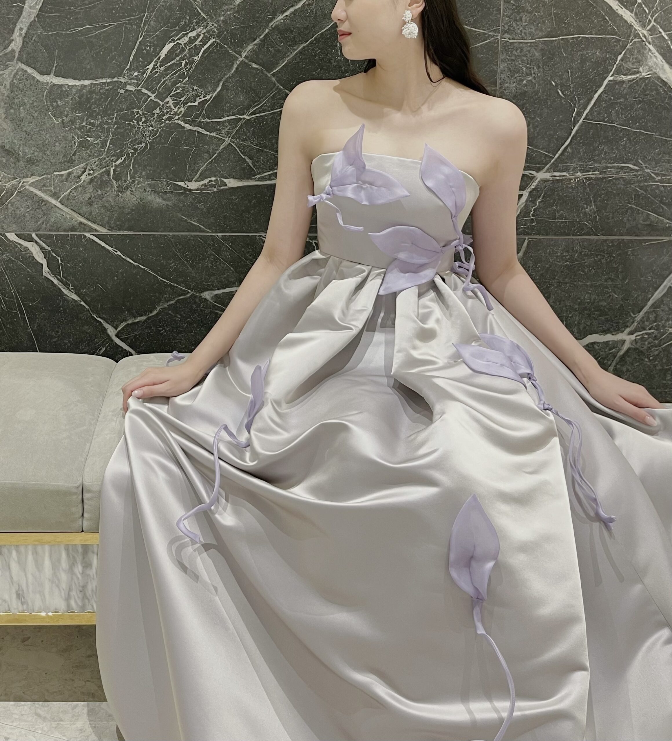 寒色カラードレスにダウンスタイルでオスカーデラレンタの白いイヤリングを合わせることでモダンで遊びごころのあるスタイリングになります