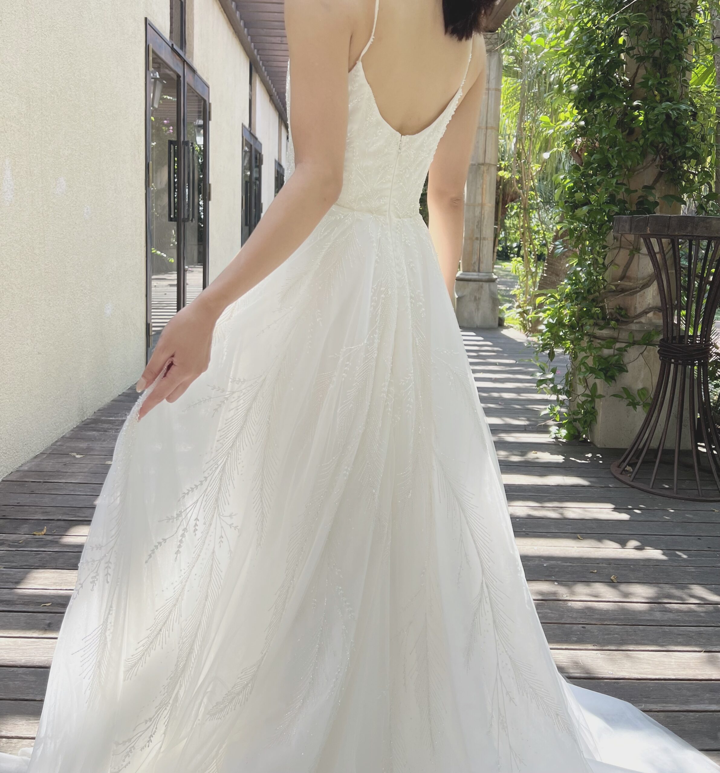 古代の刺繍やデザイン技術に誇りを持ち、モダンな優雅さを融合させた花嫁の持つ真の美を輝かせるものばかりのエナウラのウェディングドレス