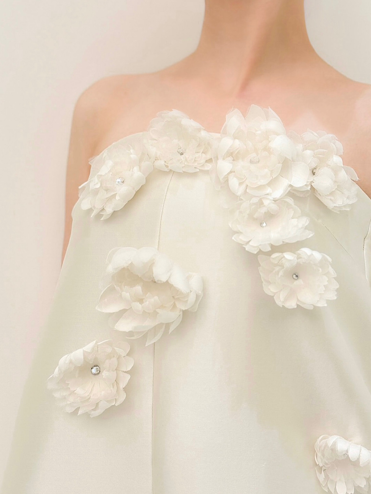 天然シルクとオーガンジーの素材で美しいシルエットを生み出す、幸福感溢れるザ セカンド スキン コのウェディングドレス