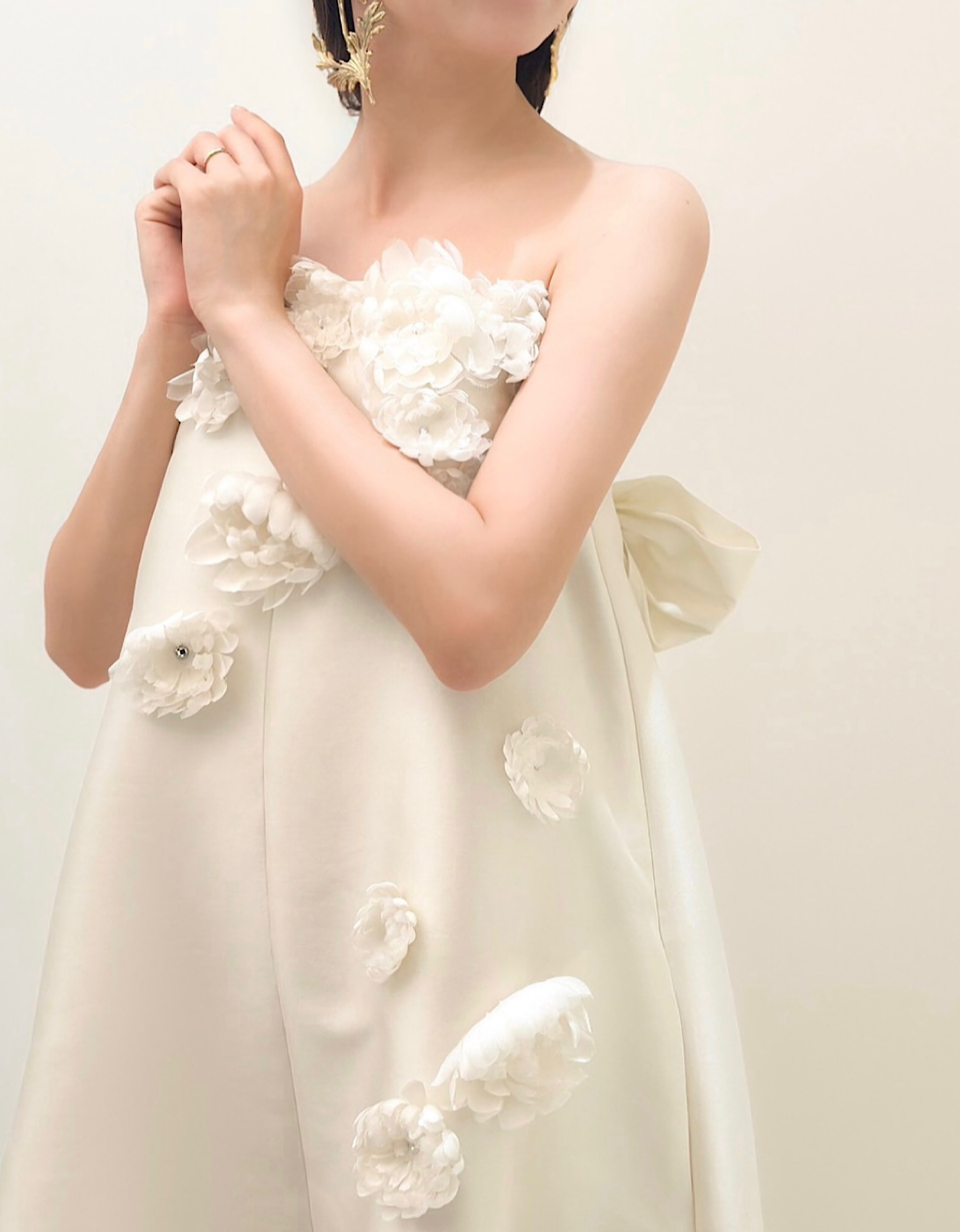 ファッショナブルで上質な、神戸の花嫁におすすめの菊モチーフのウェディングドレス