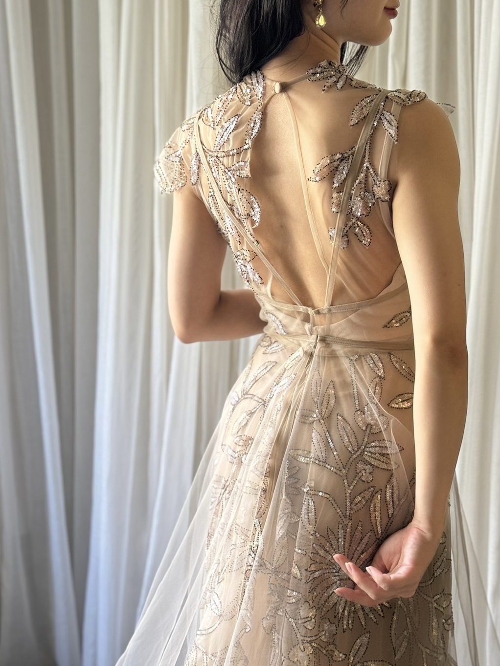 インポートカラードレスマルコアンドマリアのチュールをレイヤードしたバックコンシャスなデザインは大阪のお洒落花嫁におすすめです