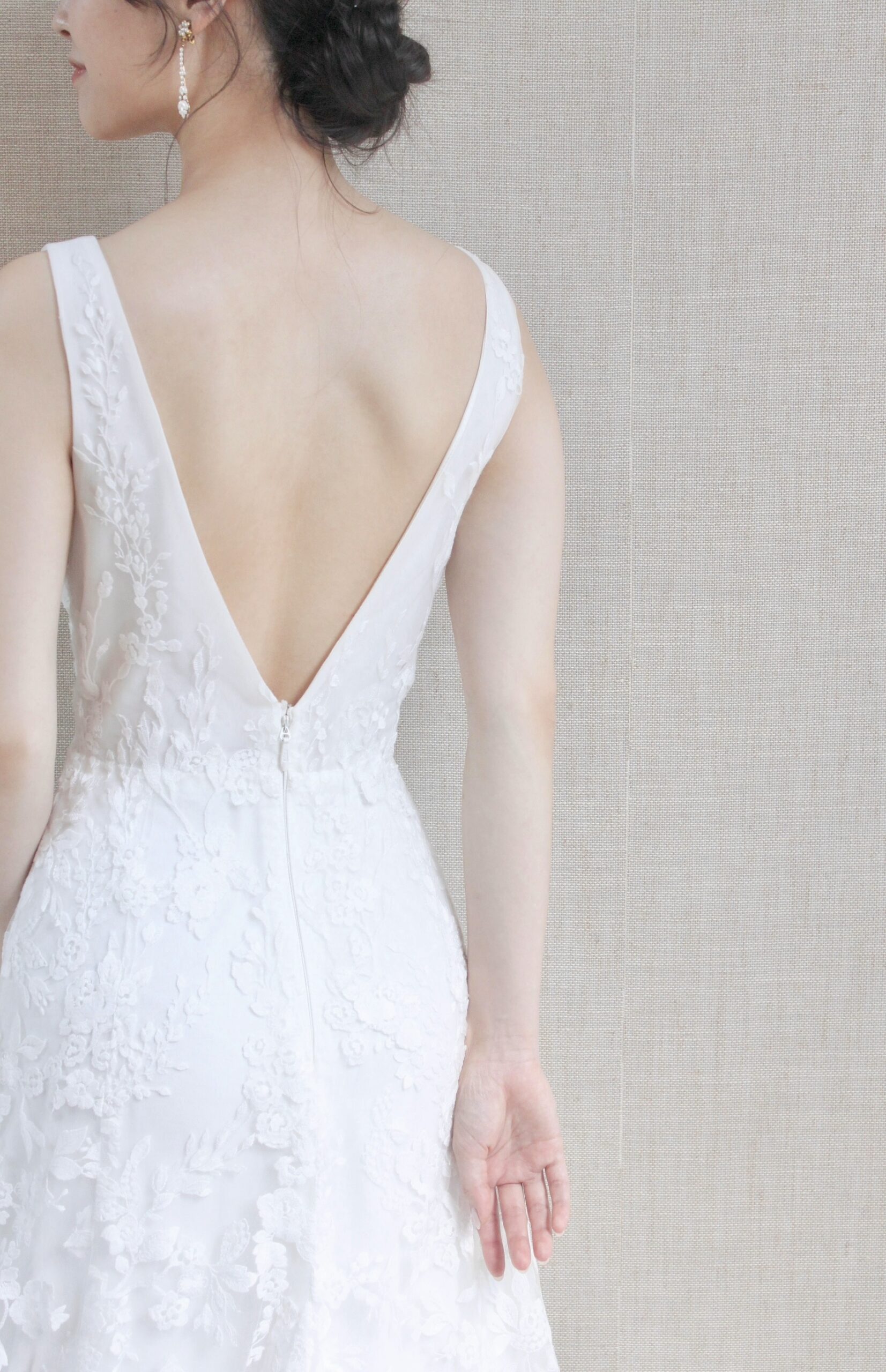 Vカットにすっきりと空いた抜け感のあるウェディングドレス