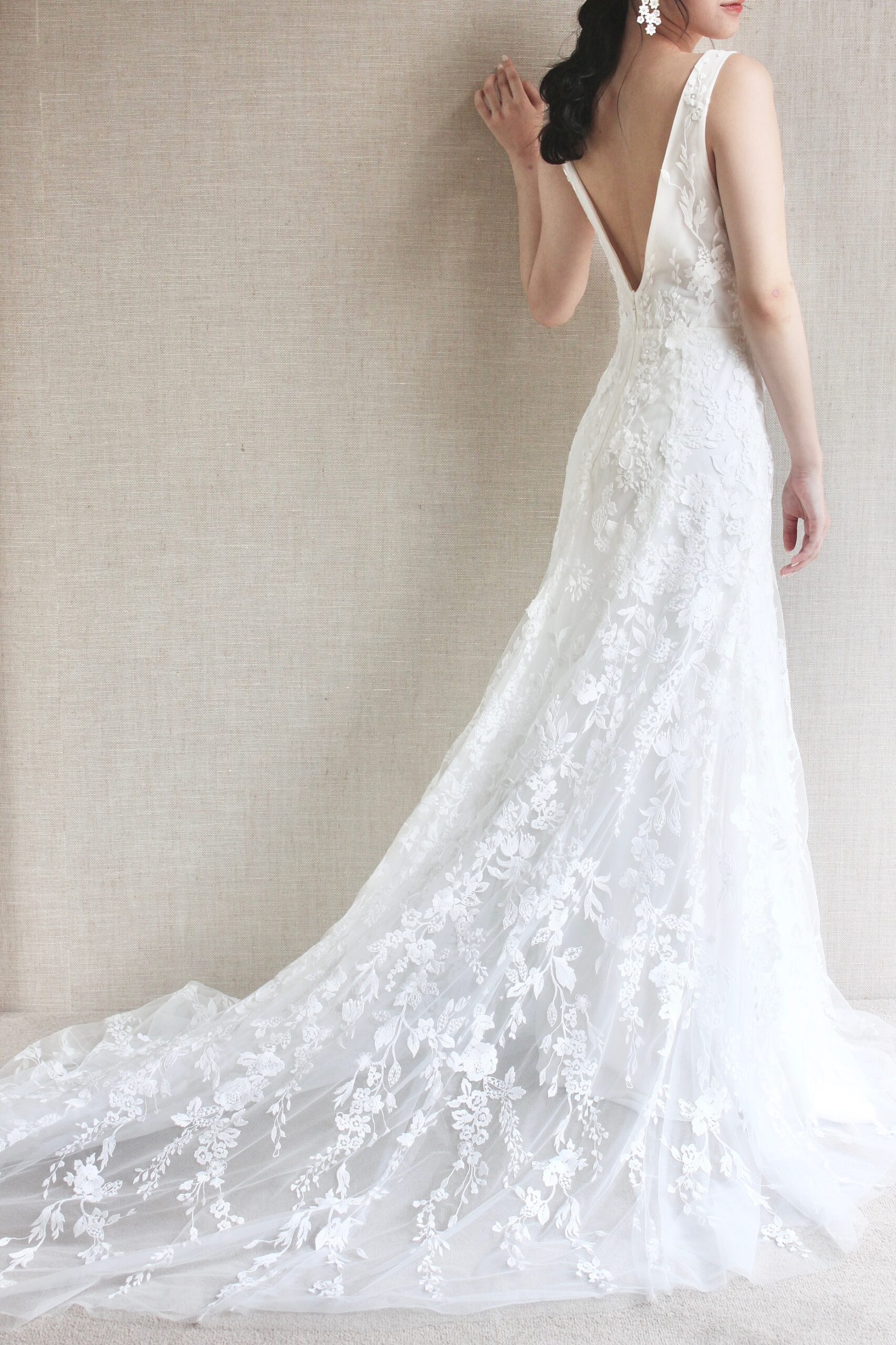 Vカットのデザインで大人な印象を叶えつつ、柔らかいモニークルイリエのレースで上品ナチュラルな着こなしになります