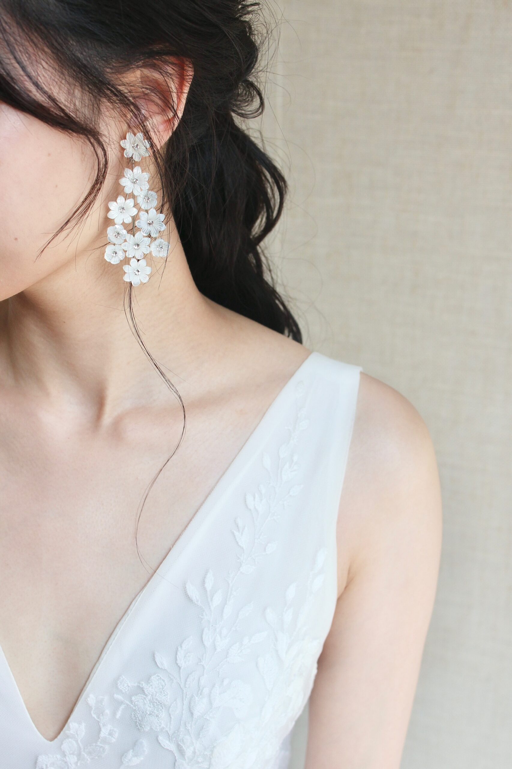モニークルイリエのウェディングドレスにはフラワーモチーフのイヤリングでナチュラルに女性らしい着こなしがおススメです