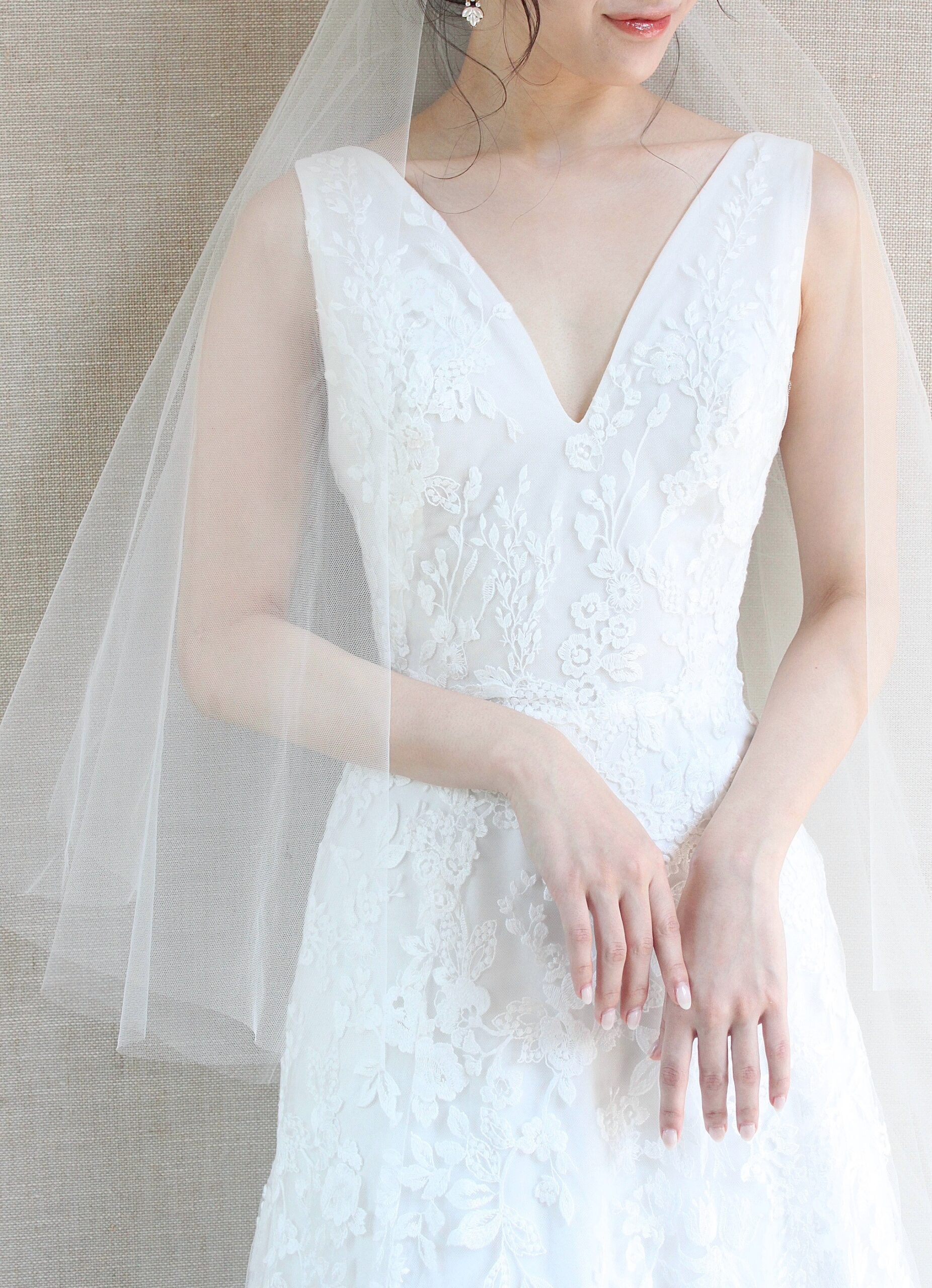 トリートドレッシングがお取り扱いしているエンブロイダリーレースが目を惹くモニークルイリエのスレンダーラインのウェディングドレス