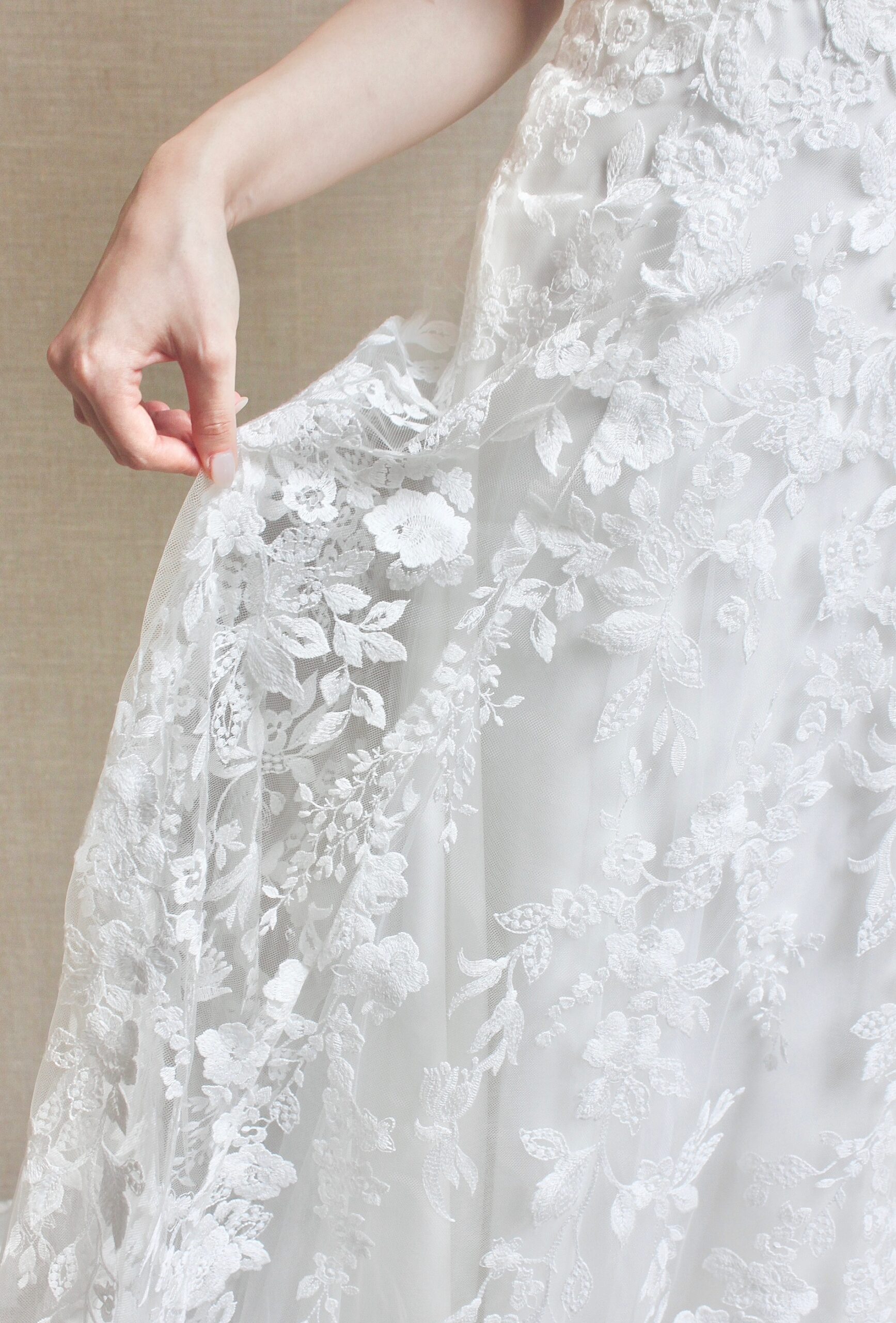 繊細なエンブロイダリーレースにフラワーとリーフモチーフがあしらわれたウェディングドレス