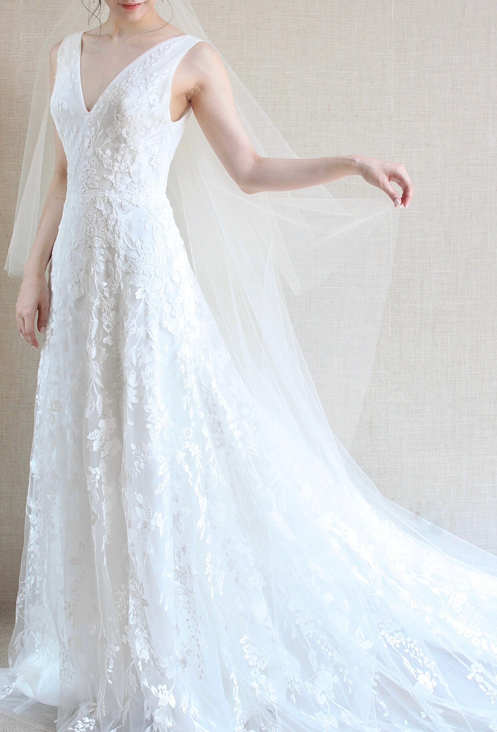 しなやかなスレンダーラインが特徴のモニークルイリエのウェディングドレス