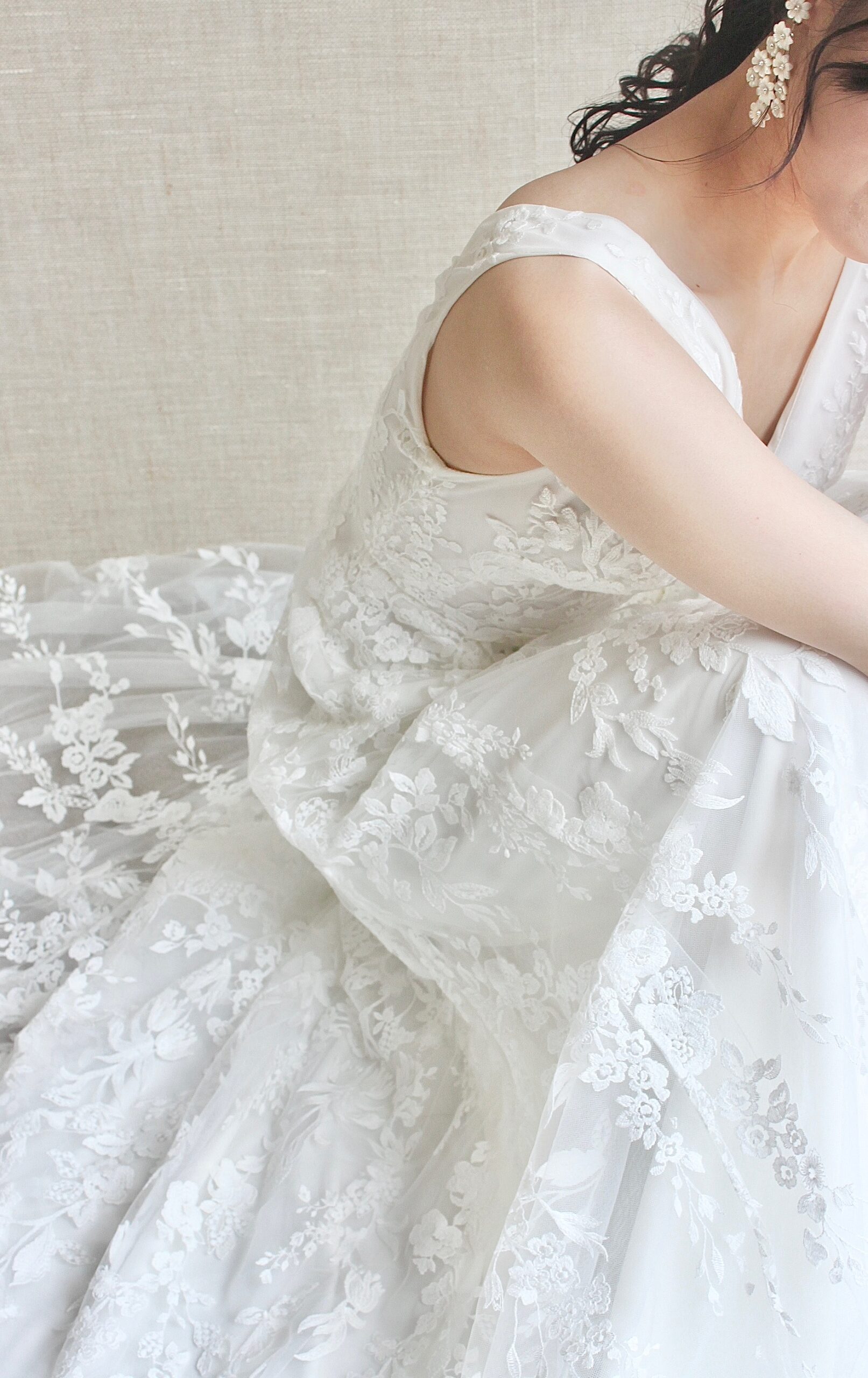 モニークルイリエの細やかなエンブロイダリーレースはナチュラルで上品な着こなしを叶えます