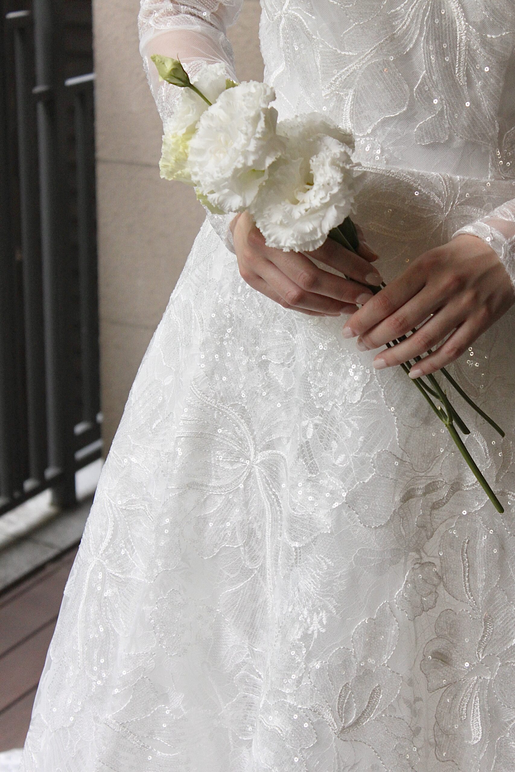 THE TREAT DRESSING京都店がお取り扱いするビジューが美しいリーム アクラのウェディングドレスです