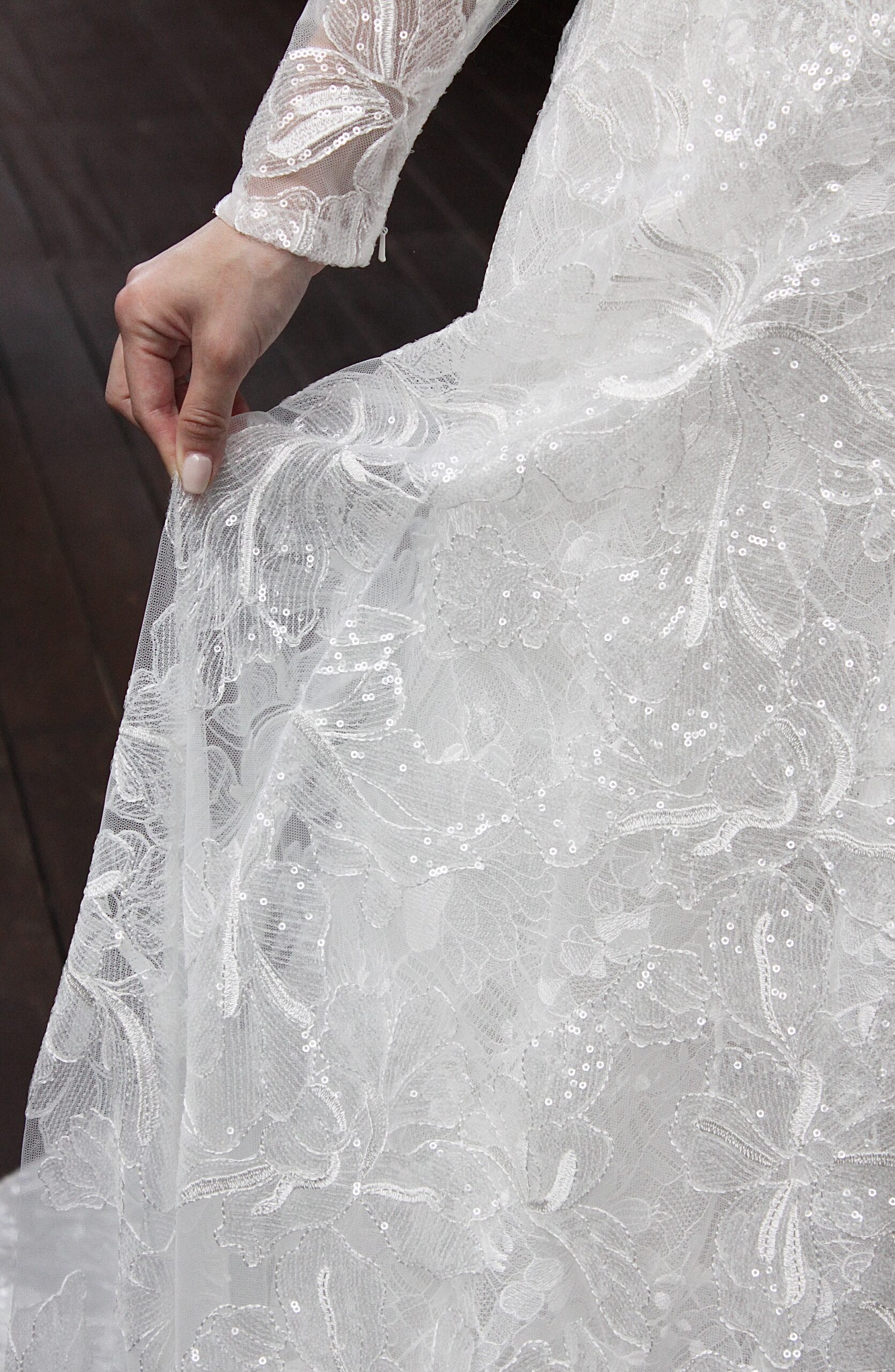 トリートがお取り扱いするリーム アクラのウェディングドレスは、細やかで華やかなレースやビジューのデザインが特徴です