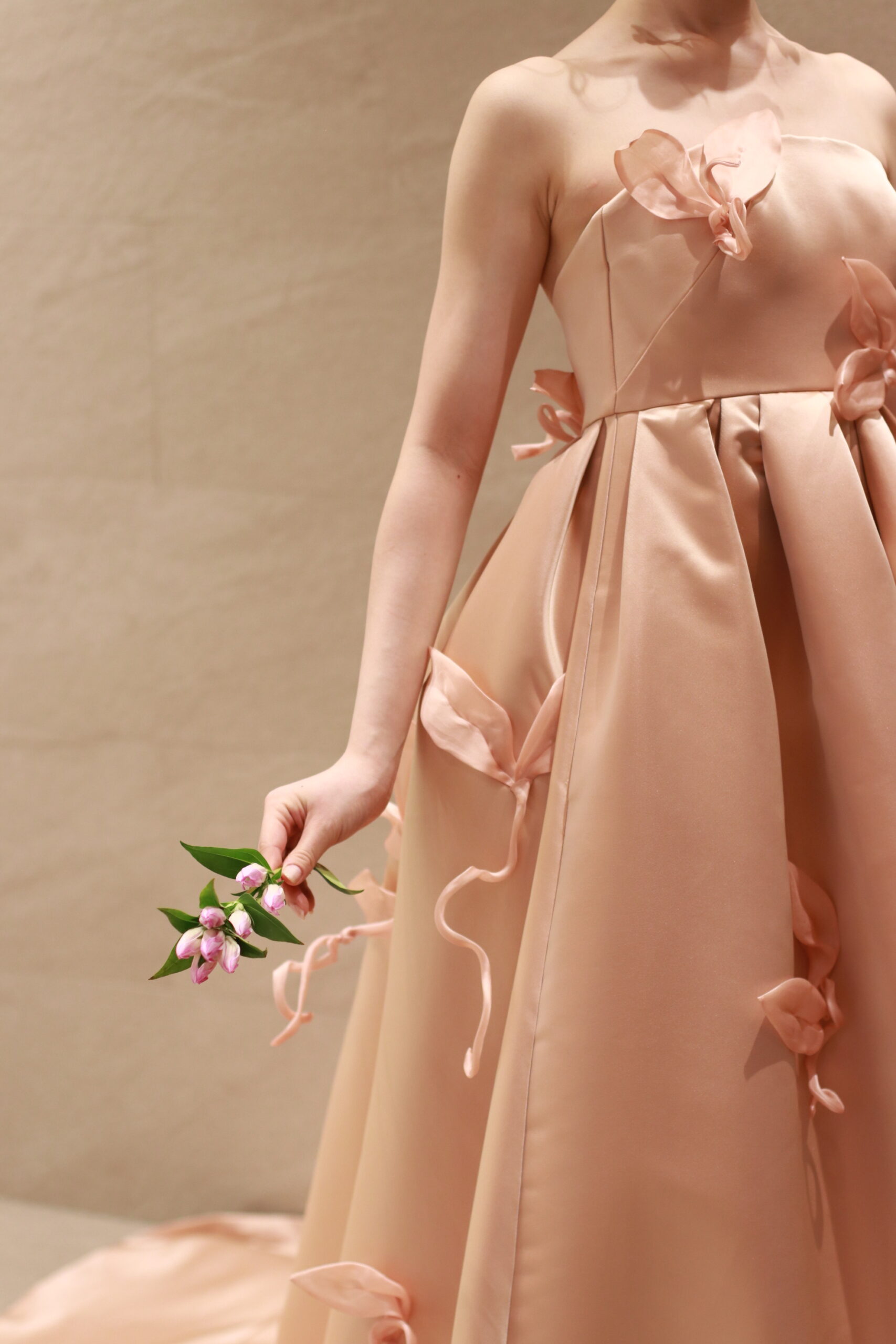  お洒落な花嫁におすすめの繊細なオーガンジーのファブリックを使用して葉の茎まで丁寧にハンドメイドで作られたリーフモチーフが華やかなザ セカンド スキン コのカラードレス