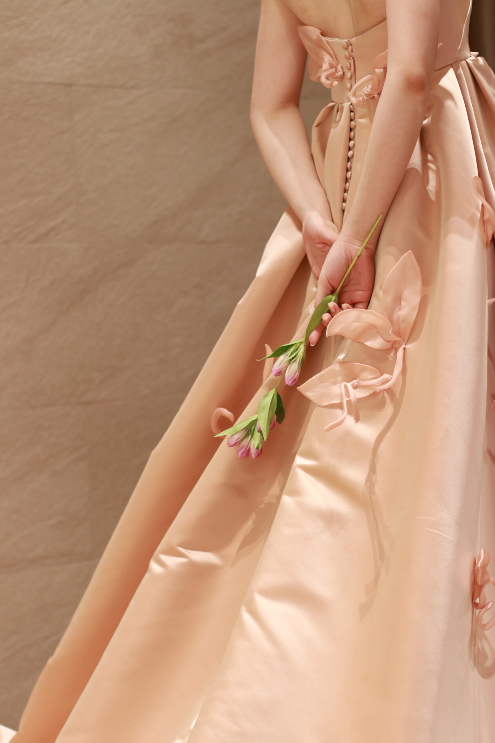 東京の人気ドレスショップザトリートドレッシングより秋冬におすすめのソフトピンクのカラーをご紹介いたします