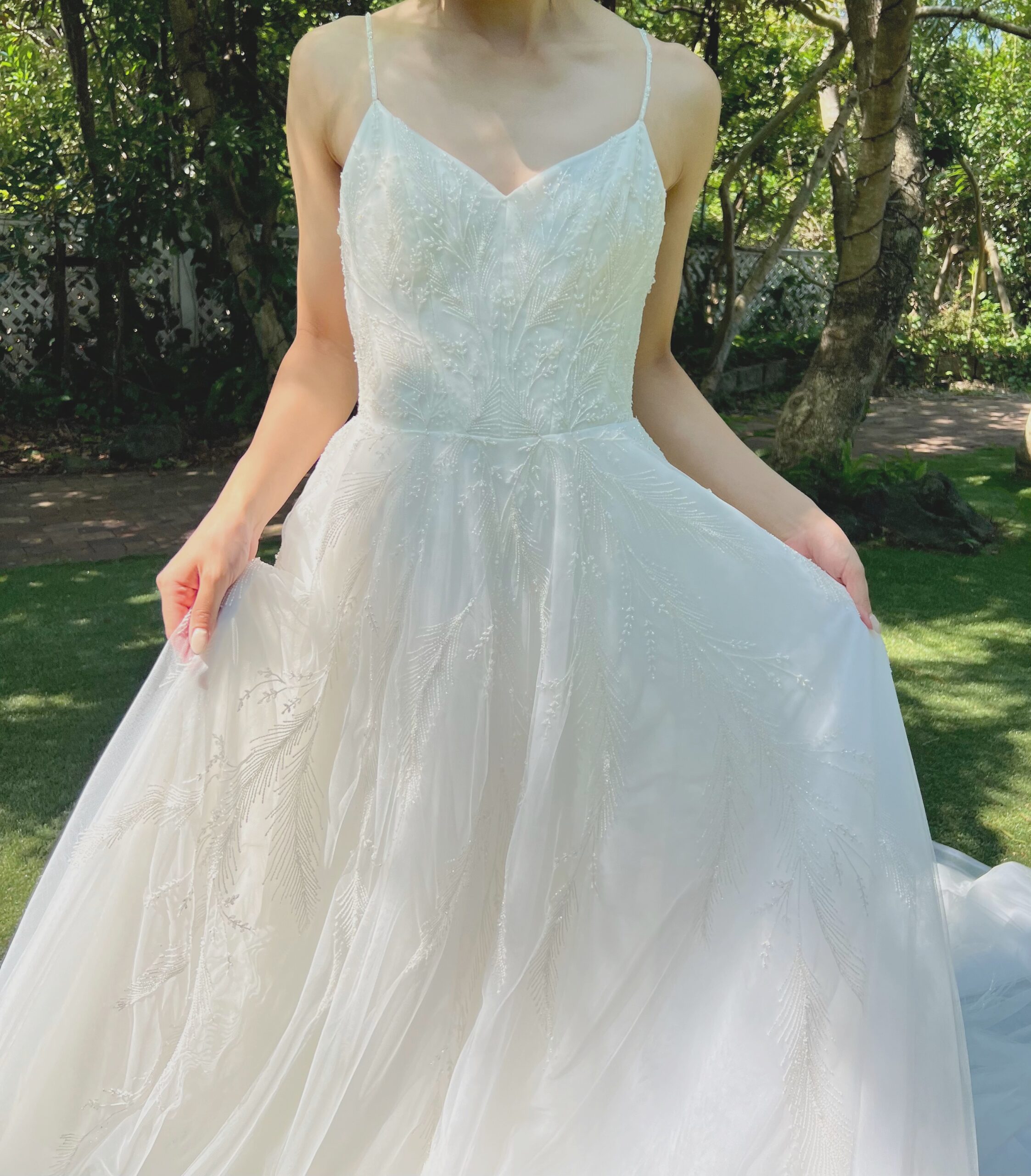 THE TREAT DRESSING 福岡店より緻密なビーディングが上品に煌めくENAURA(エナウラ)の新作ウェディングドレスをご紹介いたします。