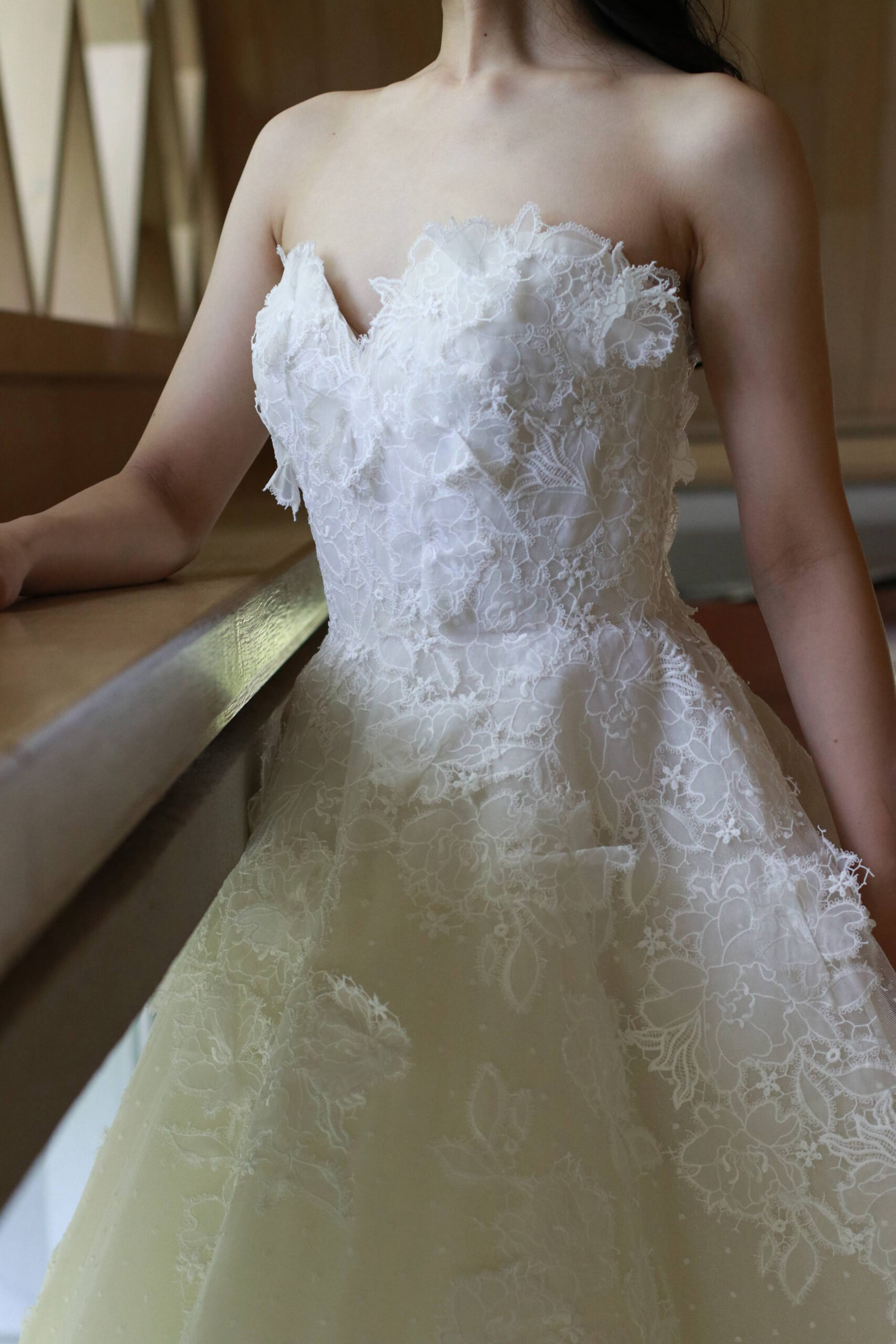 トリートドレッシング大阪店でお取り扱いをしている大判のフラワーレースが繊細で美しいウェディングドレス
