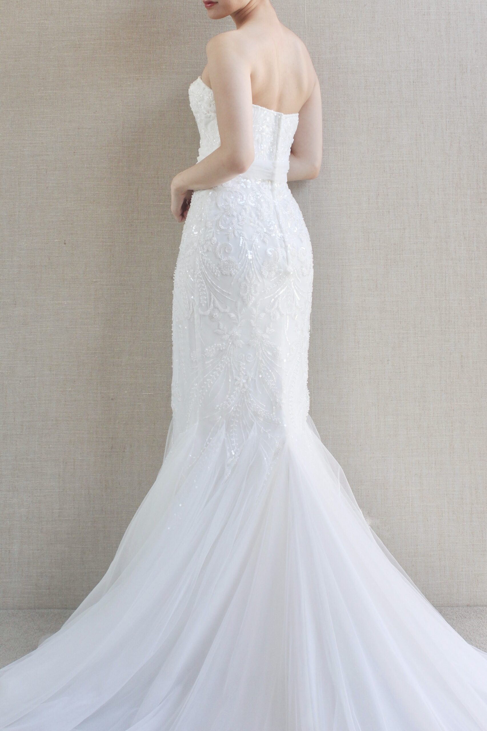 透明感溢れるホワイトチュールのロングトレーンがお肌の透明感と華麗さを表現できるマーメイドラインのウェディングドレス