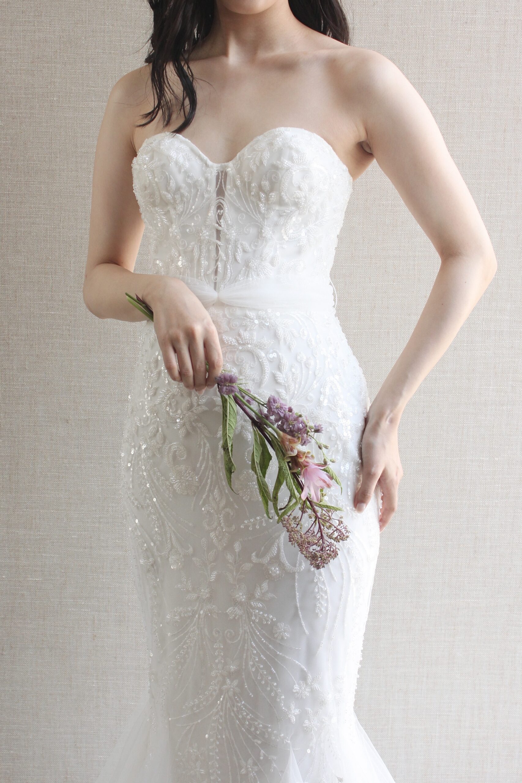 透明感溢れるビジューと繊細チュールからなるシルエットが美しいマーメイドのラインのウェディングドレス