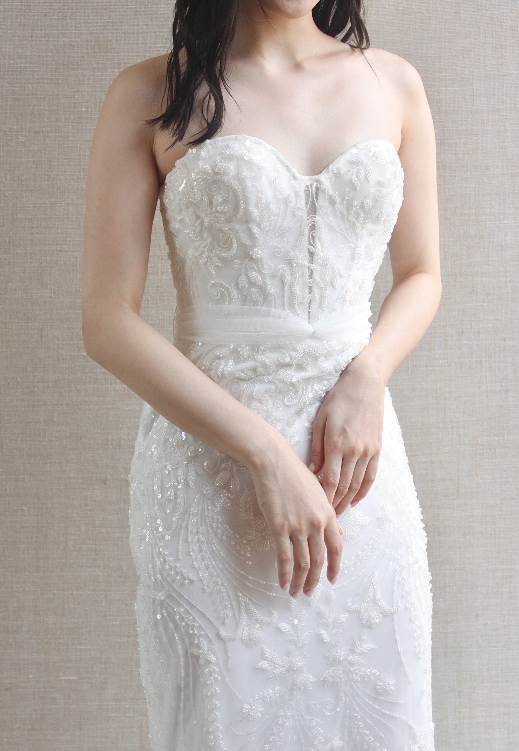 胸元のハートシャイプとビジューが美しく大人で洗練されたのデザインのウェディングドレス