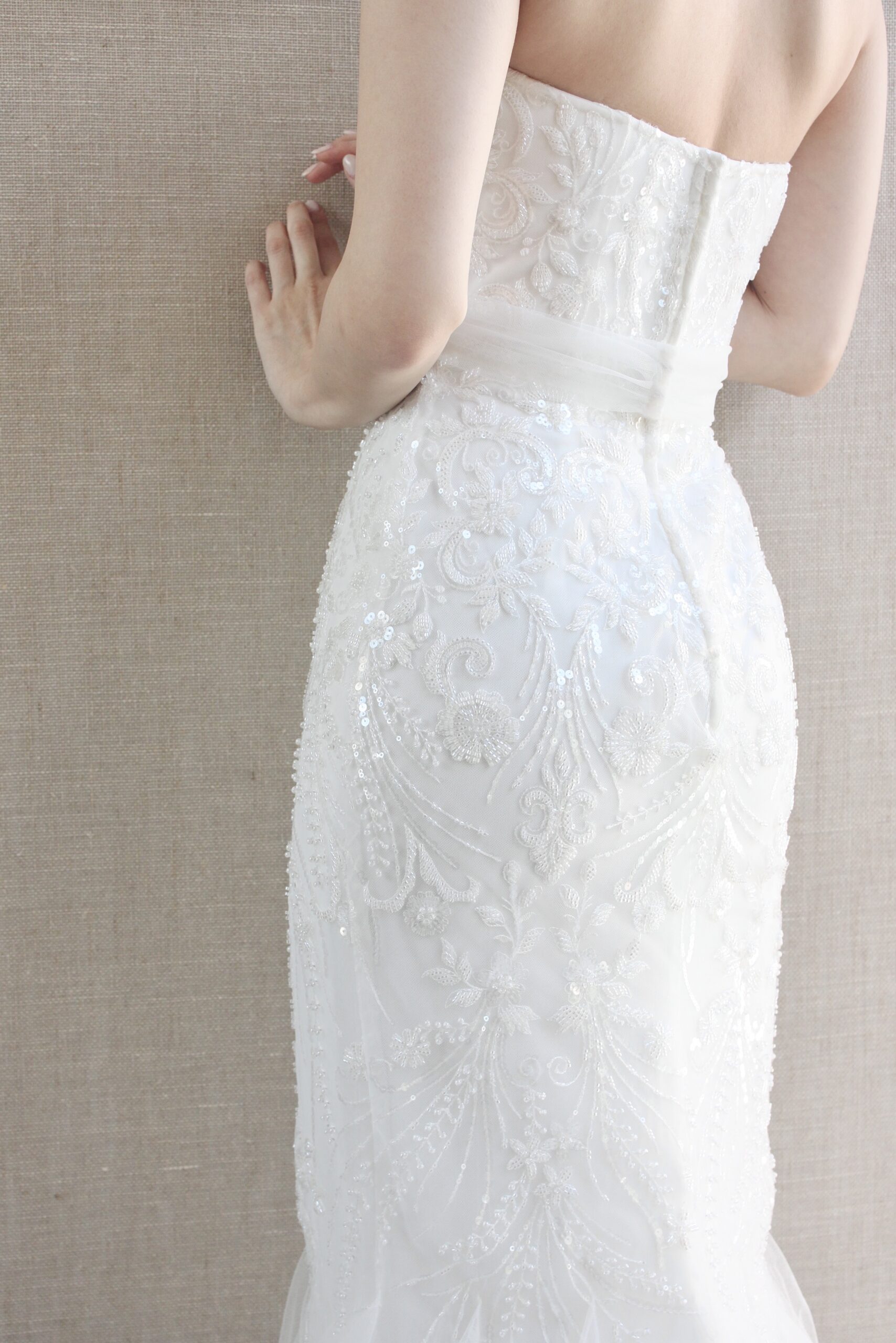 繊細なチュールで手掛けたからこそヒップラインのシルエットが美しいマーメイドラインのウェディングドレス