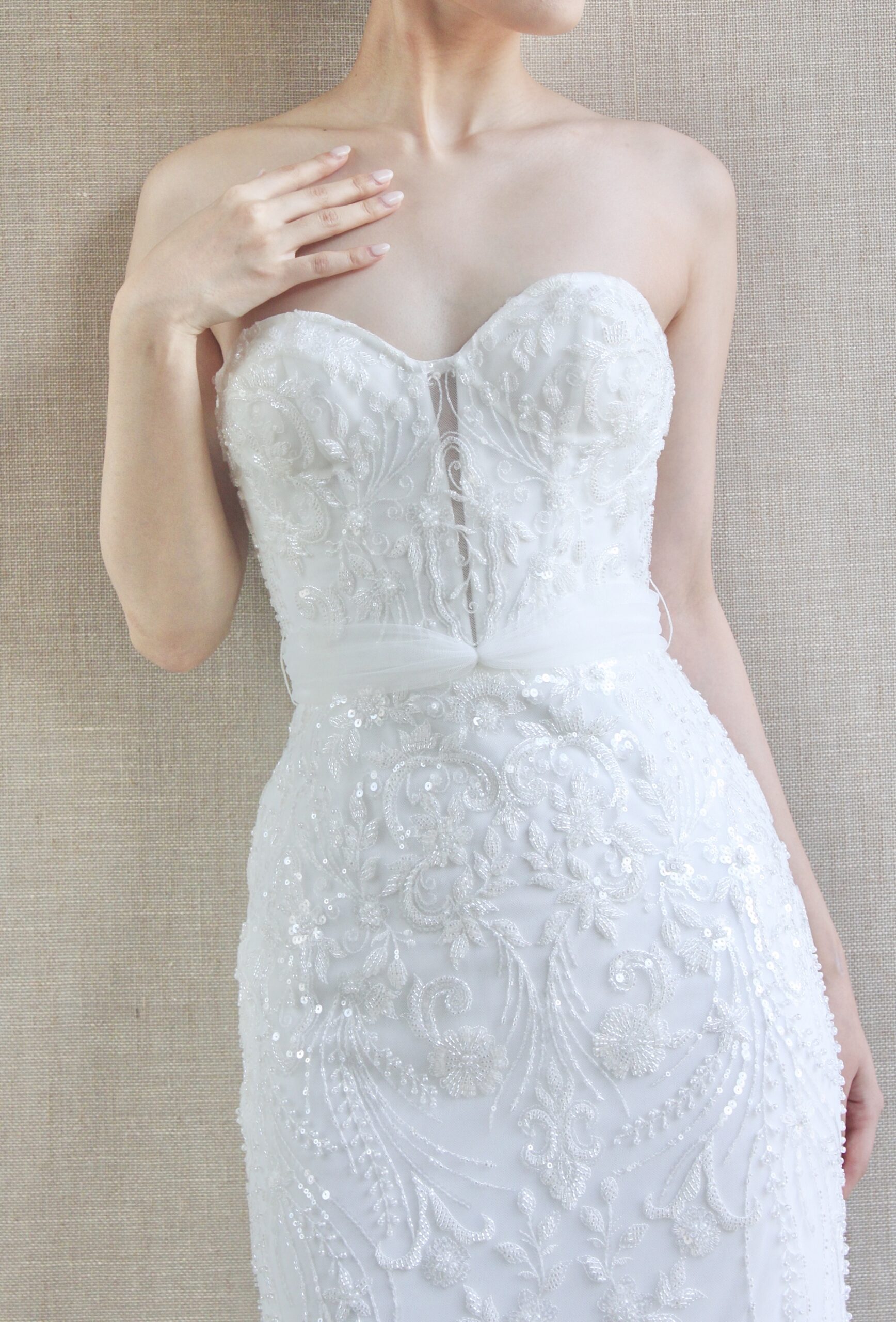 中東の洗練されたビジューが美しいネタドーヴァーのマーメイドラインのウェディングドレス