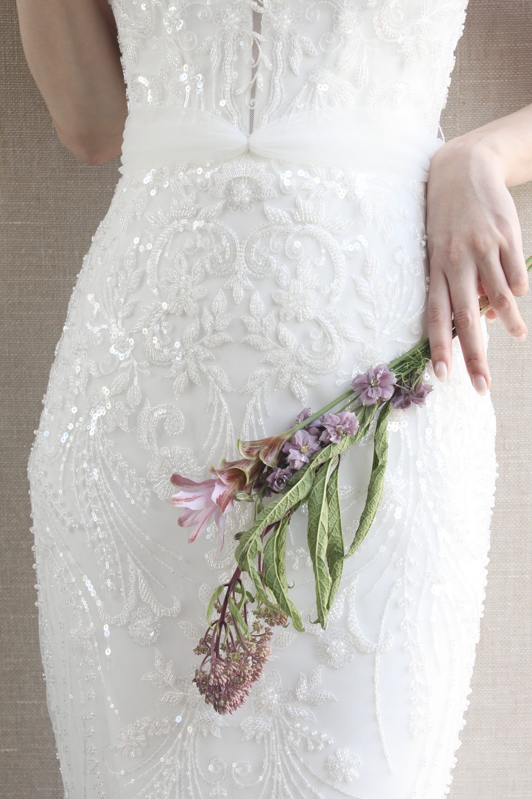 中東ならではのビジューの配置にこだわったモダンでおしゃれなビジューの施されたウェディングドレス