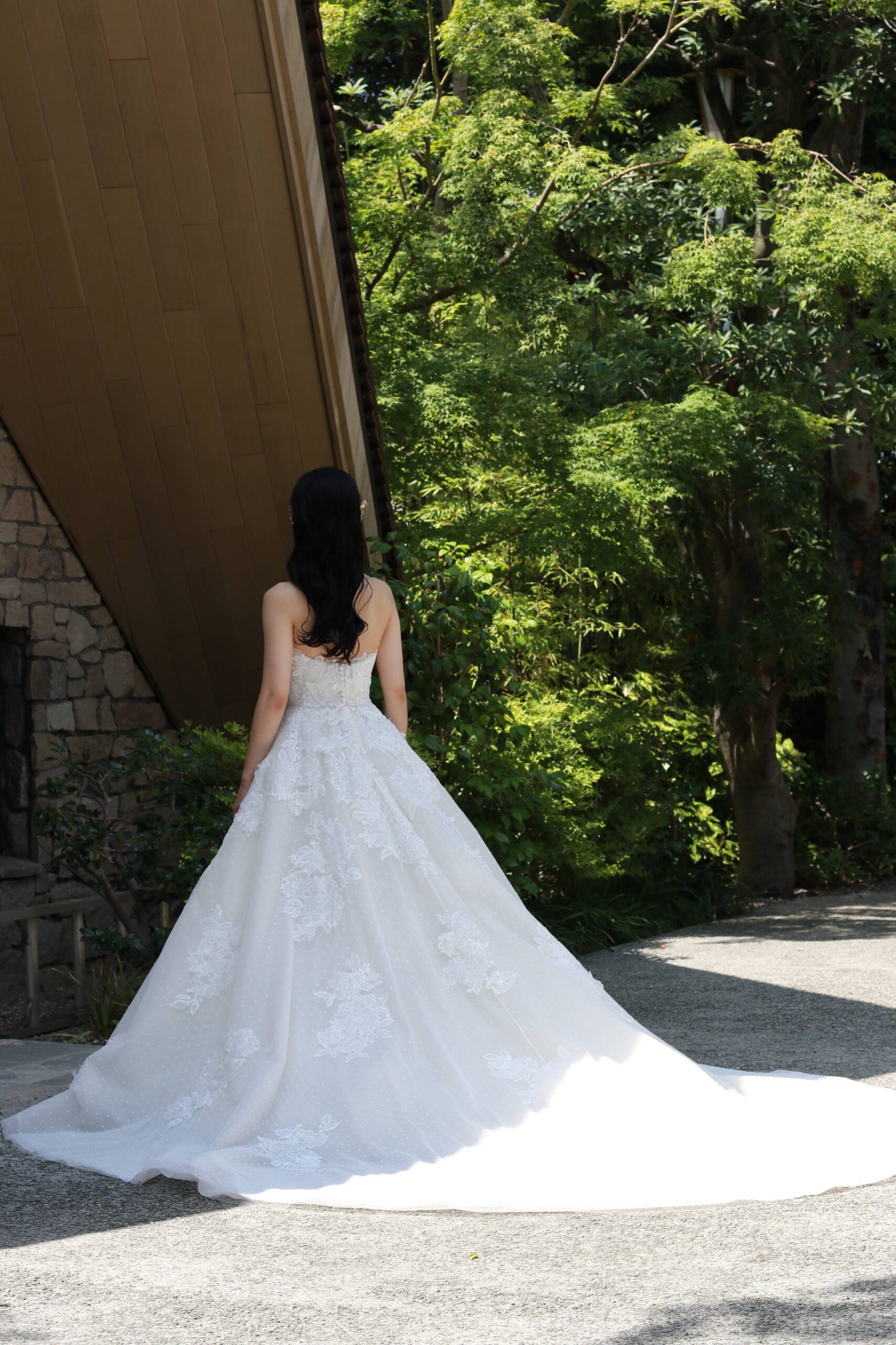 ザガーデンオリエンタル大阪に映えるプリンセスラインのフラワーレースが美しいウェディングドレス