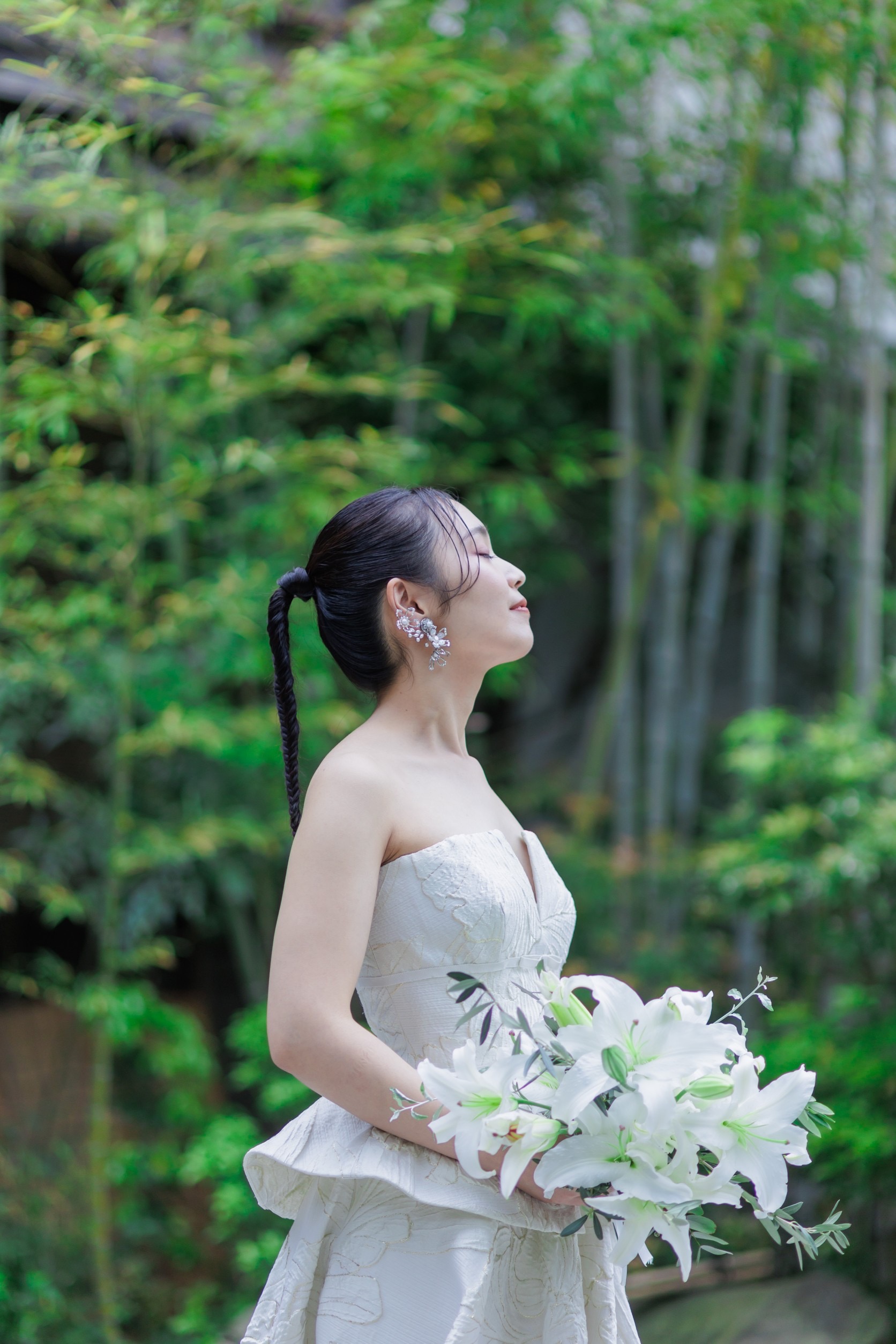 奈良らしい豊かな自然を望むロケーションにぴったりなウェディングドレス