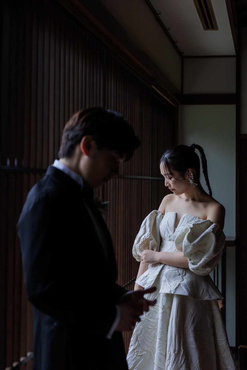 菊水楼に調和するパフスリーブの2WAYのウェディングドレス