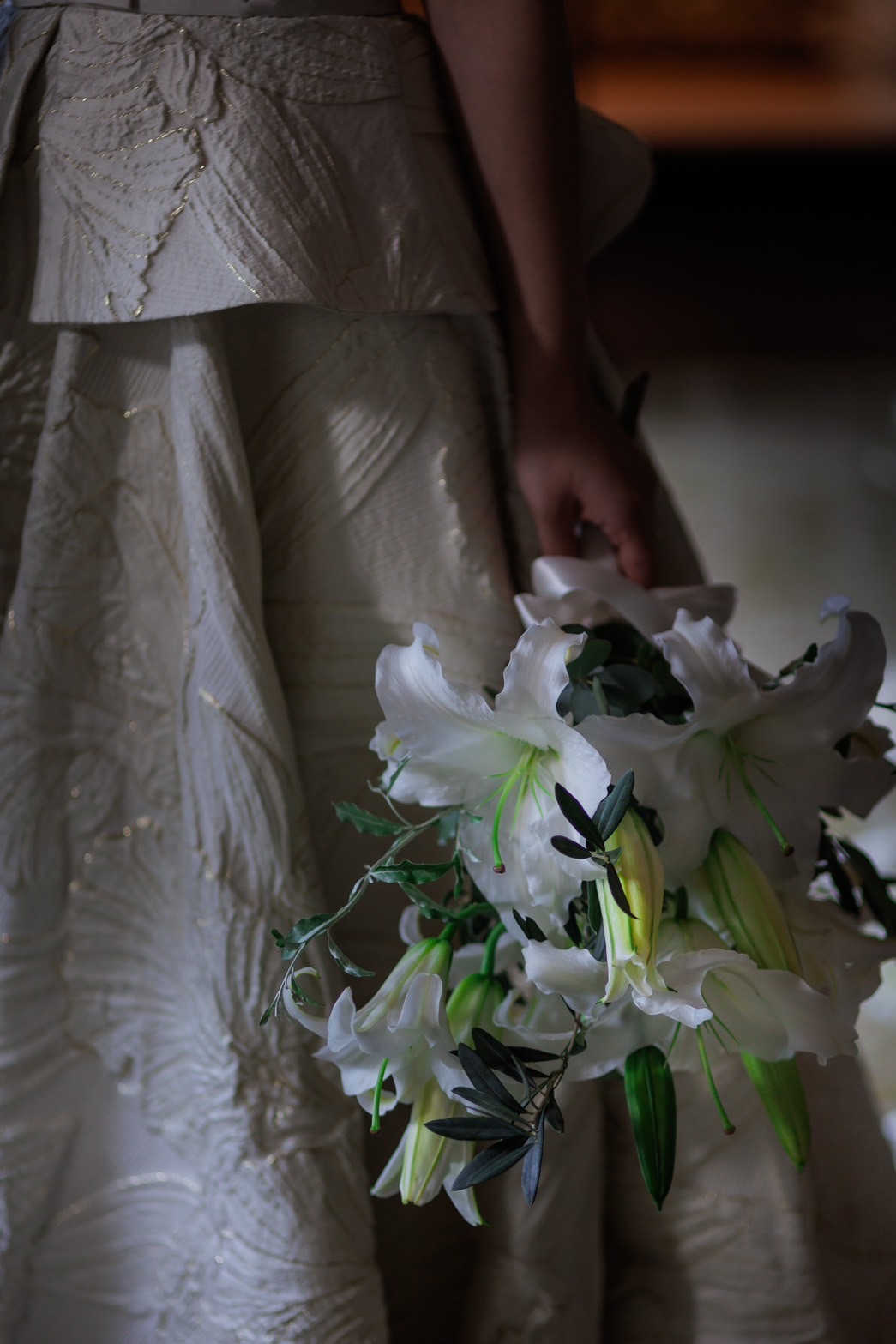 菊水楼の前撮りにてお召しいただくジャガードが美しいAラインのウェディングドレス