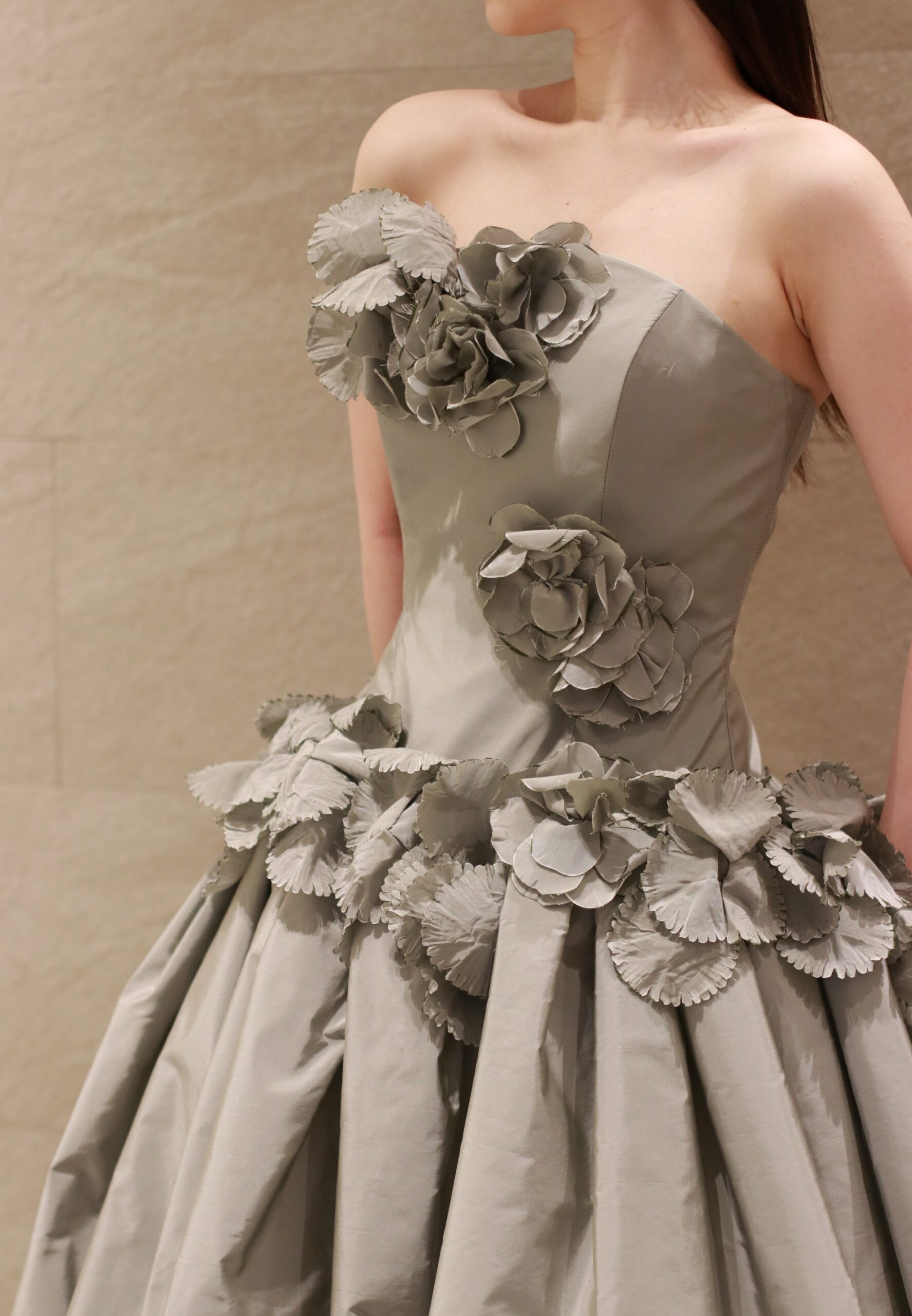 秋冬にエレガントさとお洒落さを叶えていただけるトレンドカラーグレーに遊び心のエッセンスを加えたヨーランクリスのカラードレスはパレスホテル東京のようなトレンドの会場でのお色直しにおすすめです