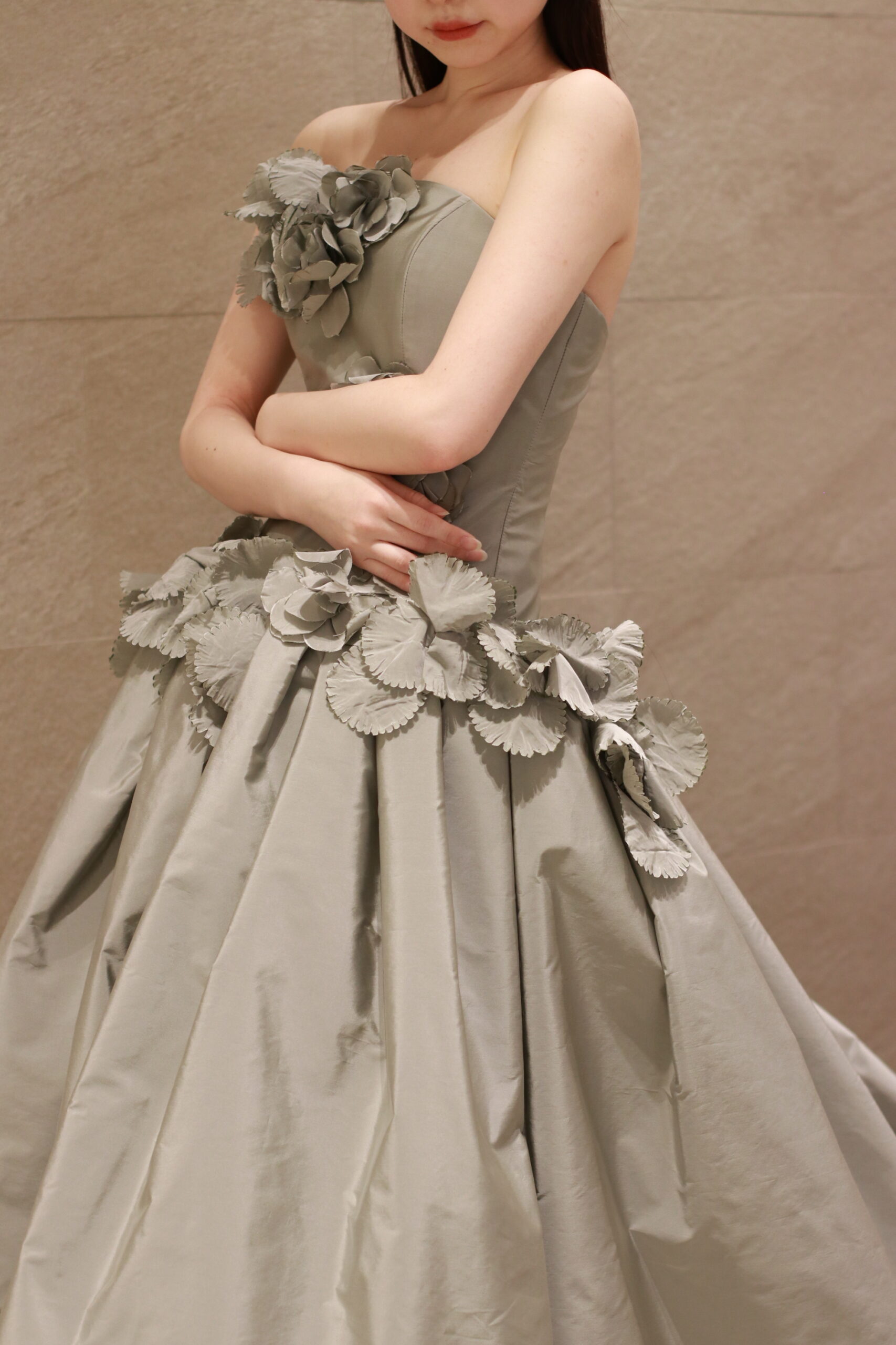 ザトリートドレッシングアディション店より秋冬のお色直しにおすすめのトレンドカラーを取り入れたお洒落場インポートカラードレスのご紹介