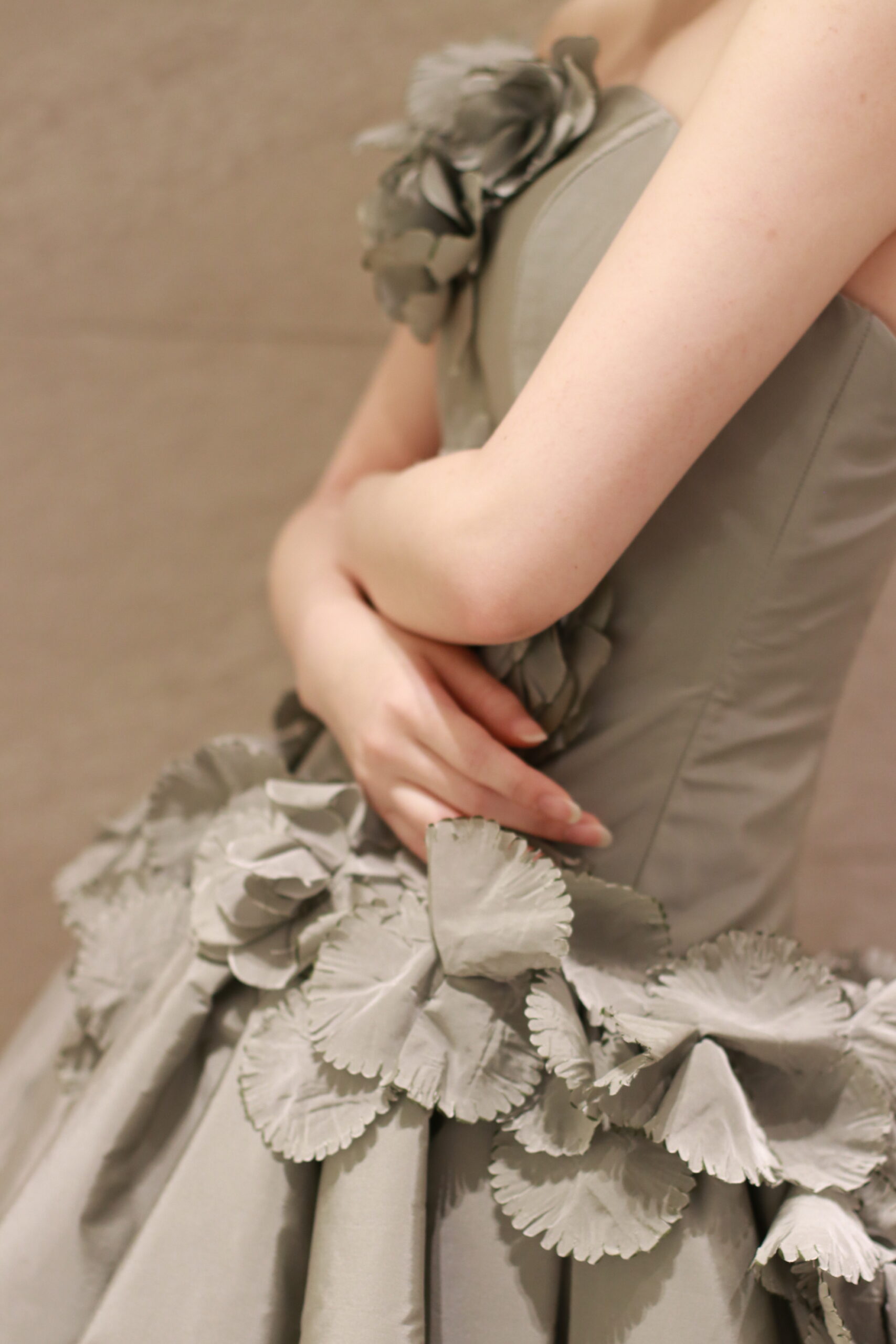 秋冬のトレンドカラーであるグレーで製作されたヨーランクリスのカラードレスは、立体的なフラワーのモチーフが印象的な遊び心溢れるおしゃれなカラードレスです