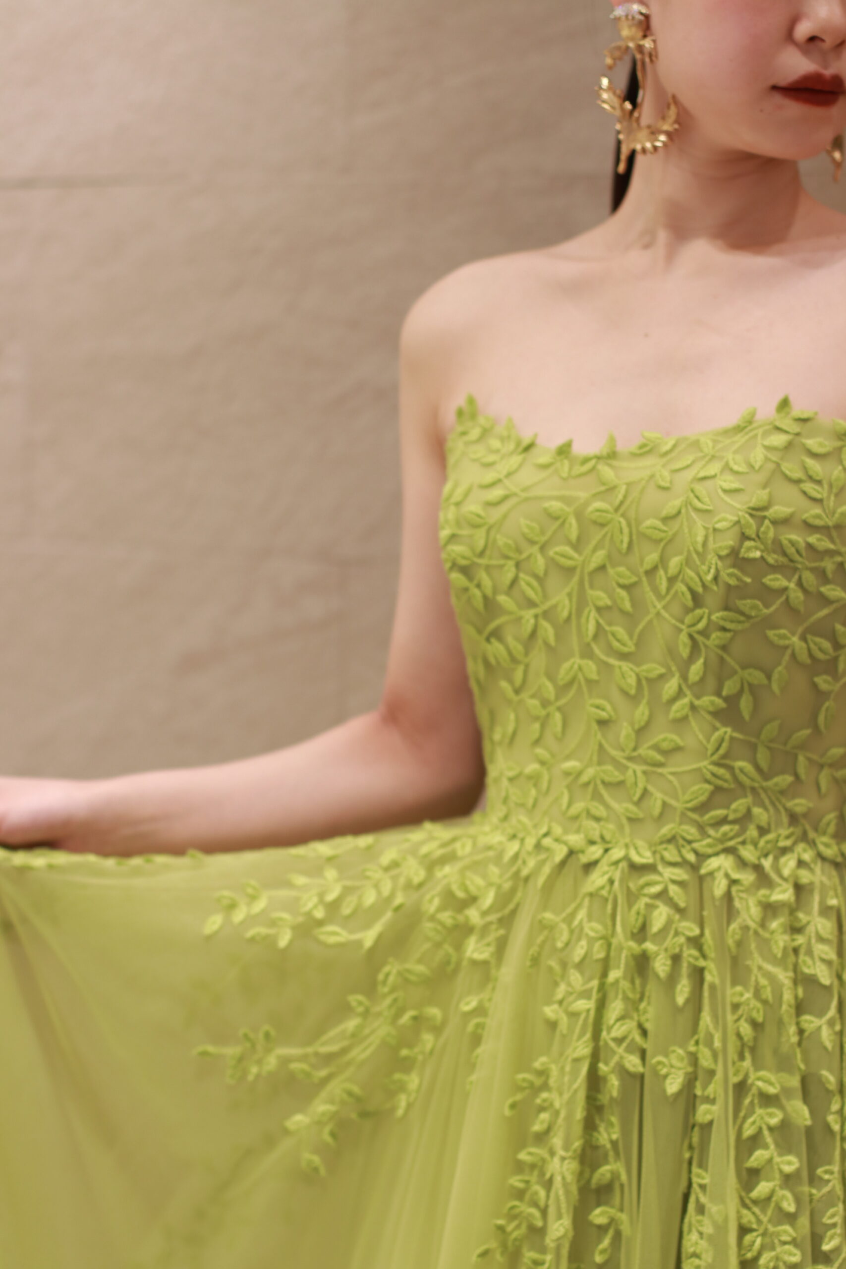 マークイングラムフォーヴァレンティ―ニより秋冬のトレンドカラーであるオリーブグリーンのチュールAラインをエレガントにお洒落に纏うコーディネートをご紹介いたします