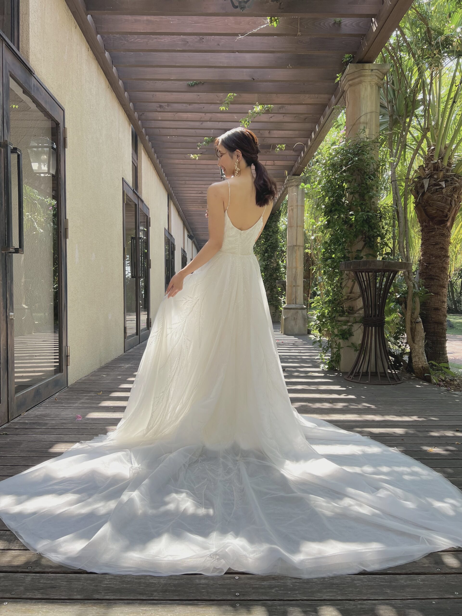 緑と海に囲まれ、海外リゾート地を訪れたかのような雰囲気のザ ルイガンズ スパ&リゾートにおすすめのENAURA(エナウラ)の新作ウェディングドレス。