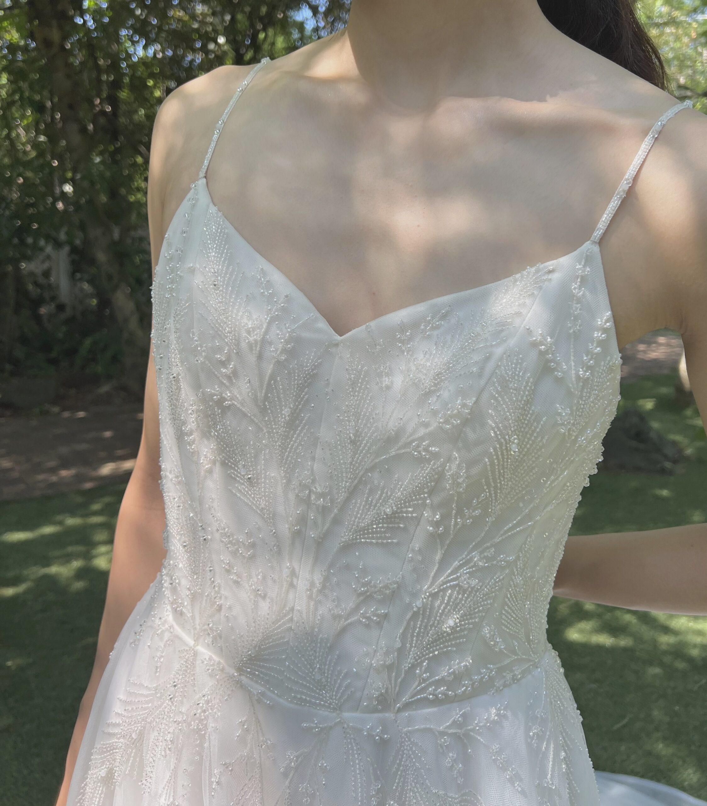 「優しい風」を意味する"Zephyr"(ゼファー)と名付けられた軽やかで心地良く透明感たっぷりに仕立てられたエナウラのウェディングドレス。