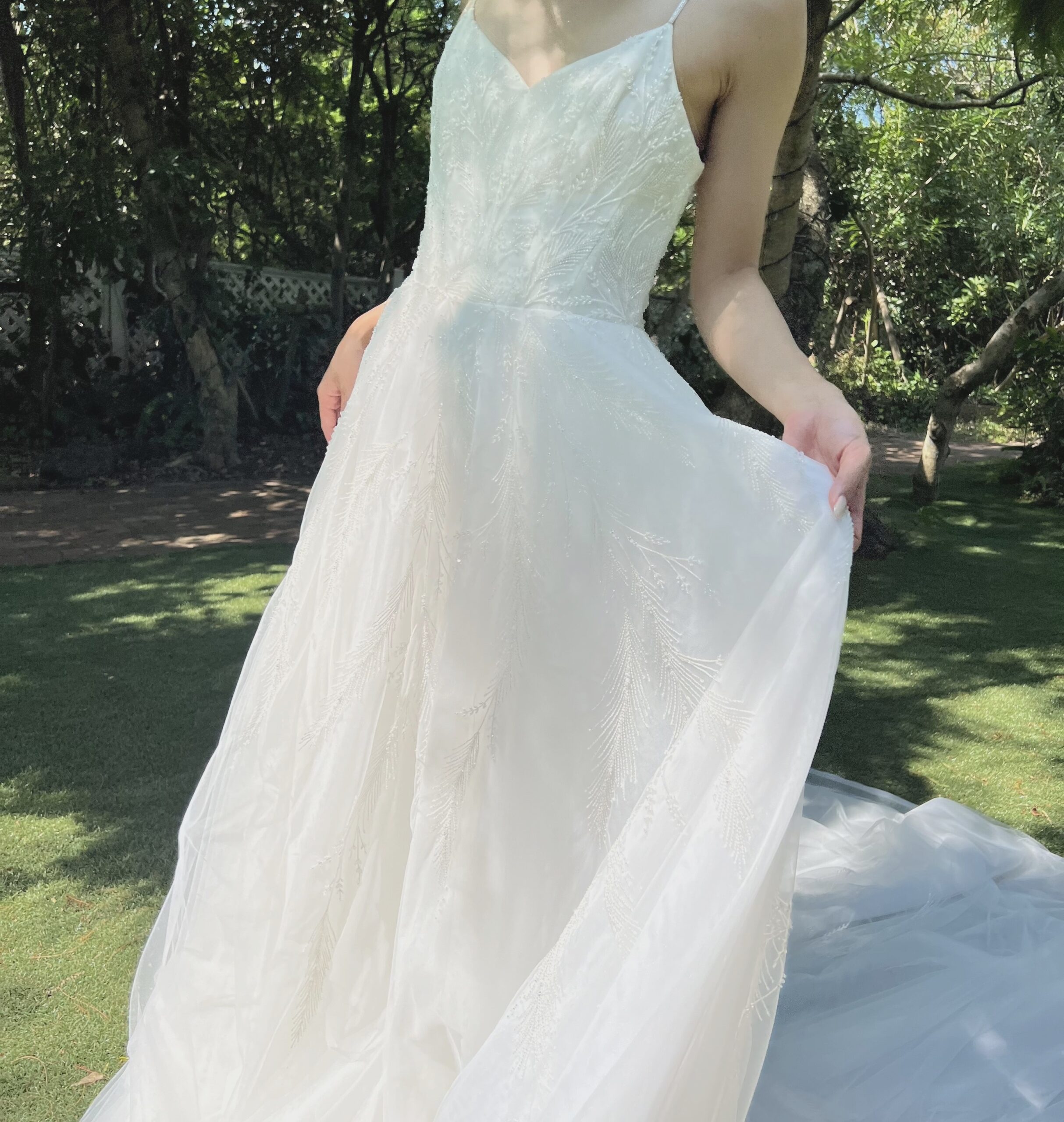 “ENAURA”(エナウラ)には、 “花嫁がドレスを身にまとった際に自身のオーラで輝いてほしい”という意味が込められているウェディングドレスです。