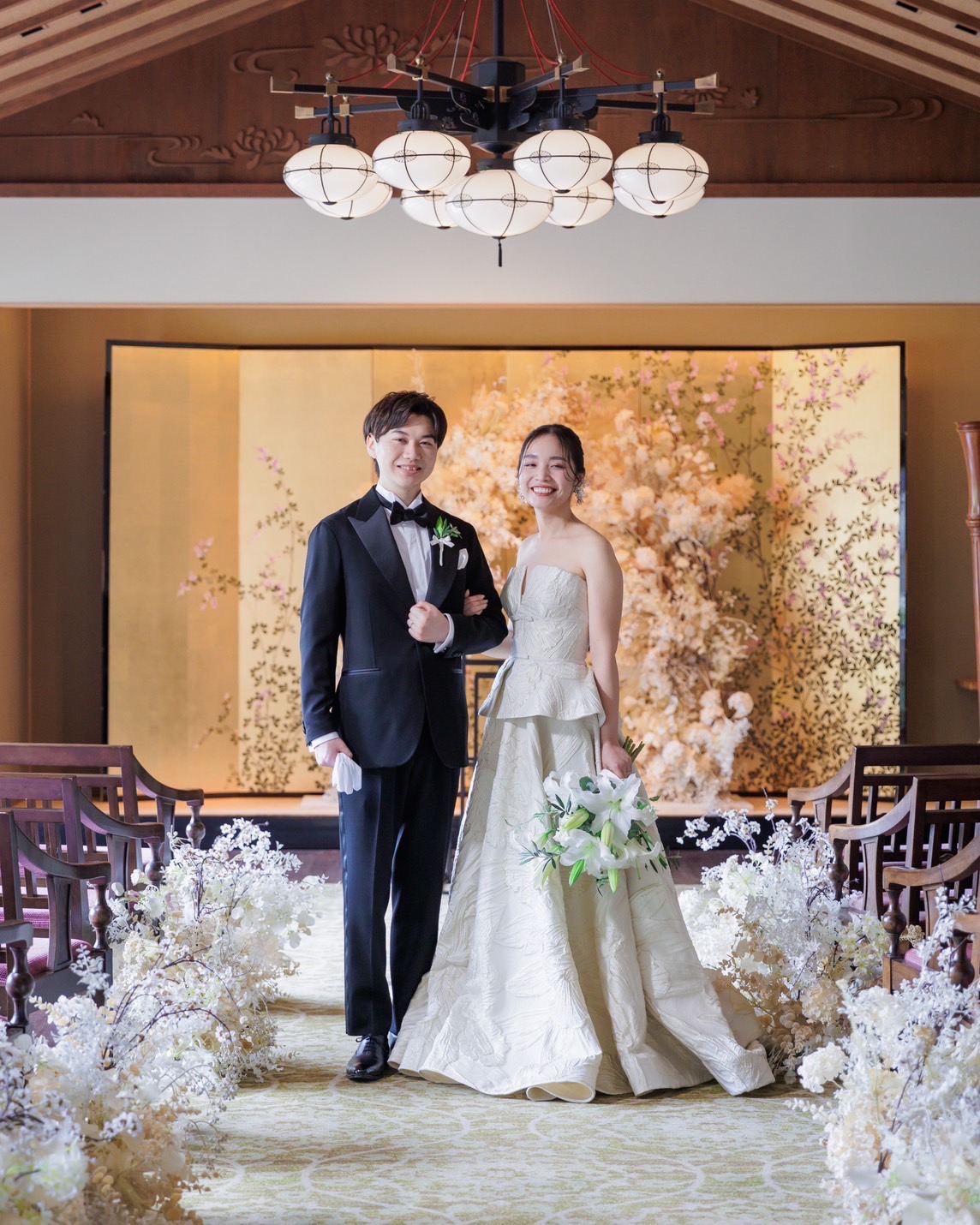 奈良の菊水楼にてAラインのパフスリーブのウェディングドレスで行われた前撮り