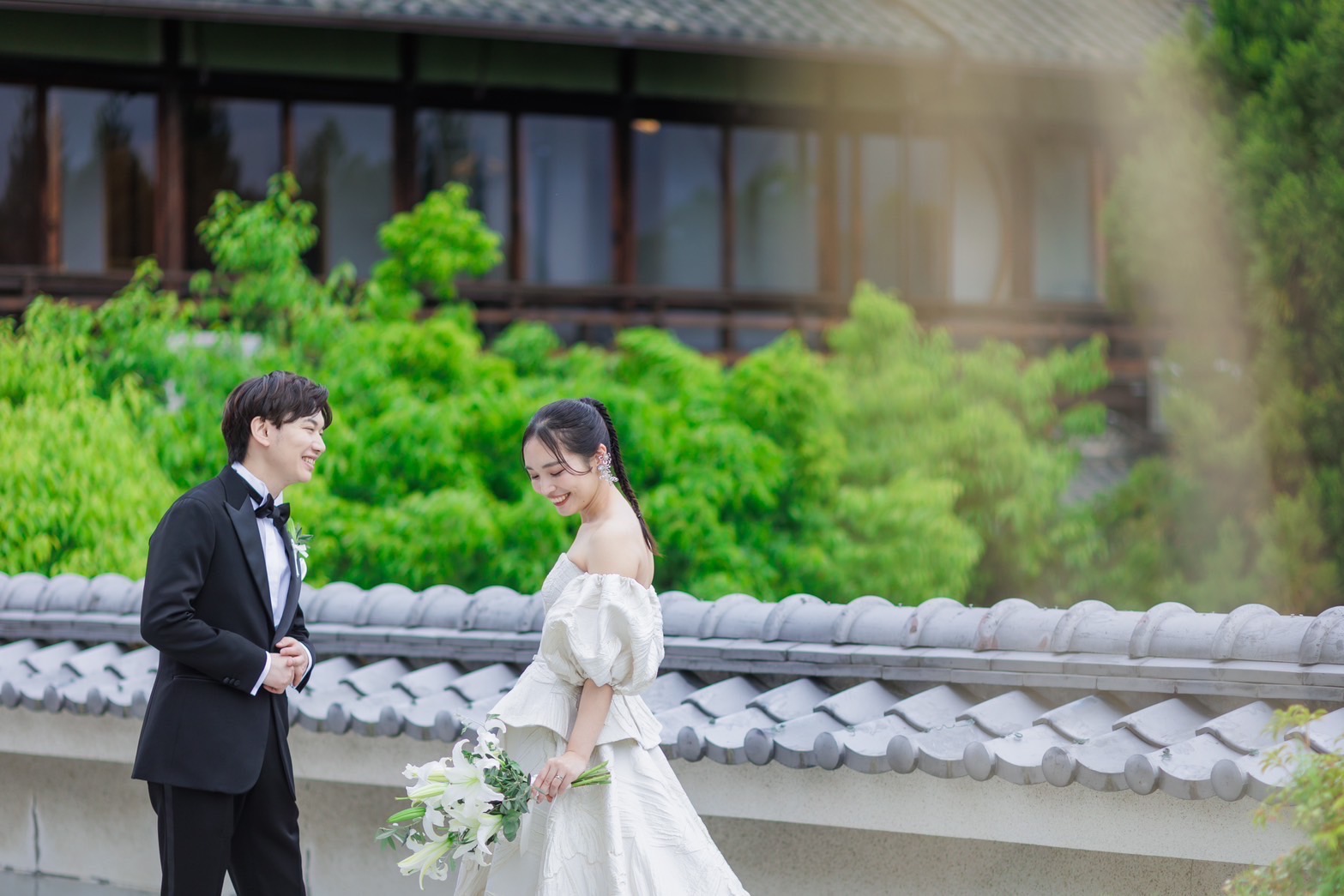 お洒落な花嫁におすすめするパフスリーブの組み合わせで2WAYを楽しめるAラインのウェディングドレス