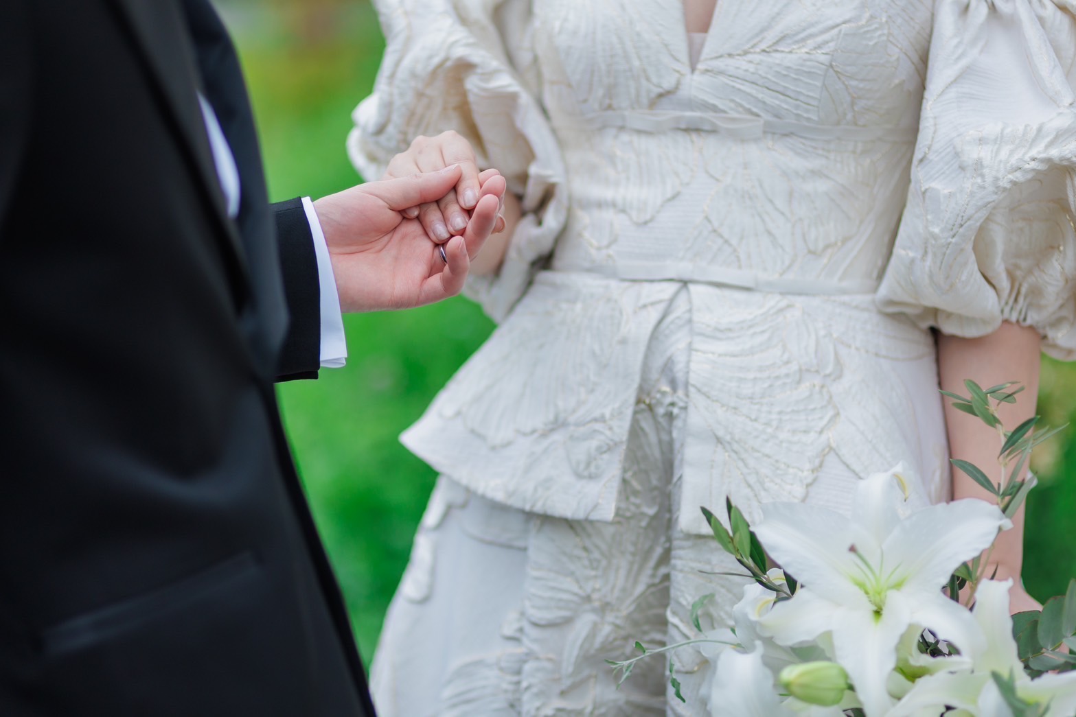 奈良での前撮りにおすすめのクラシカルなAラインのパフスリーブのウェディングドレス