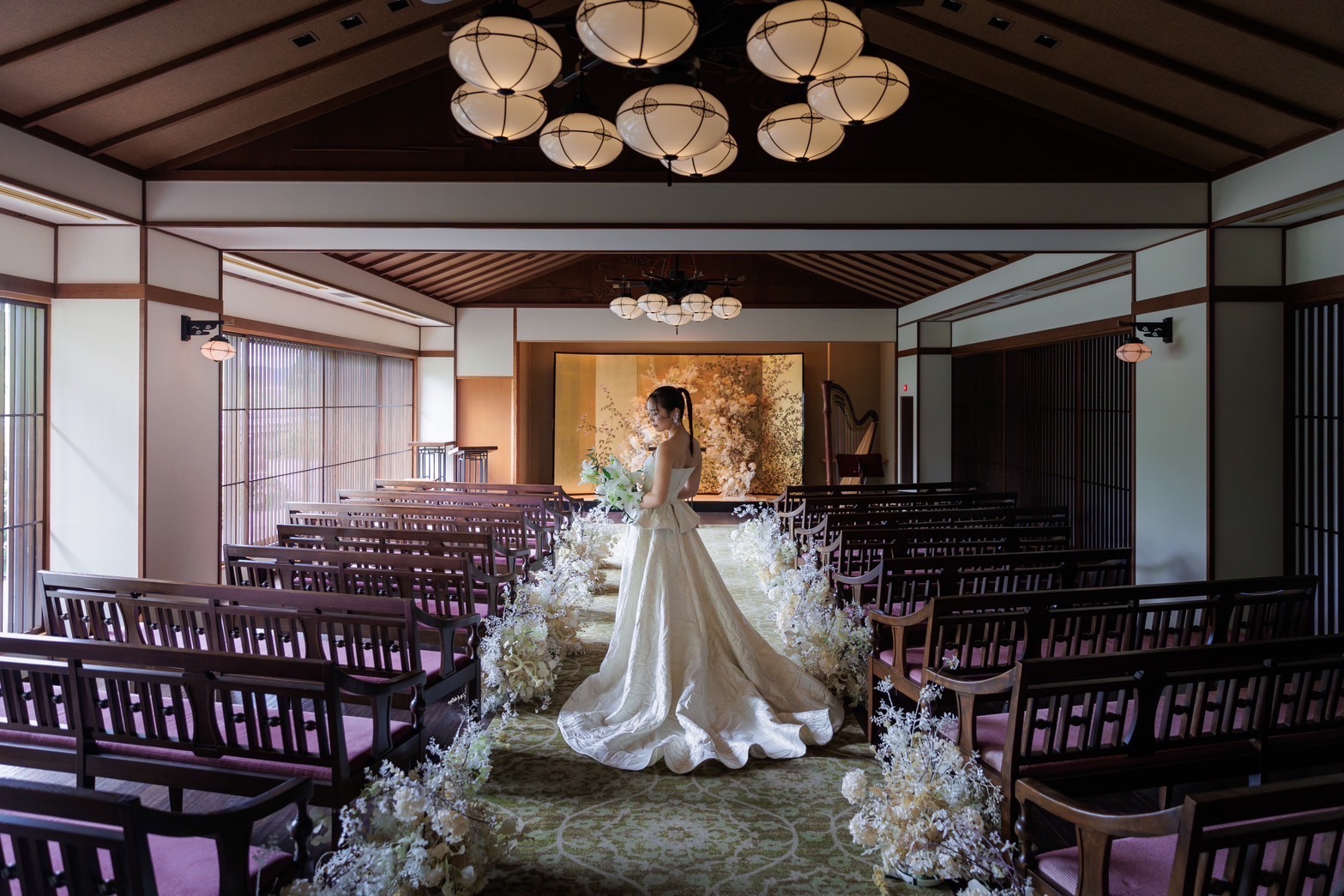 日本の四季を楽しめる菊水楼の和モダンなテイストにマッチするクラシカルなAラインのウェディングドレス