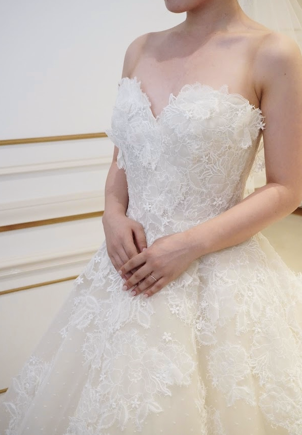 胸元のハートカップに沿うようにデザインされたフラワーレースが綺麗なウェディングドレス