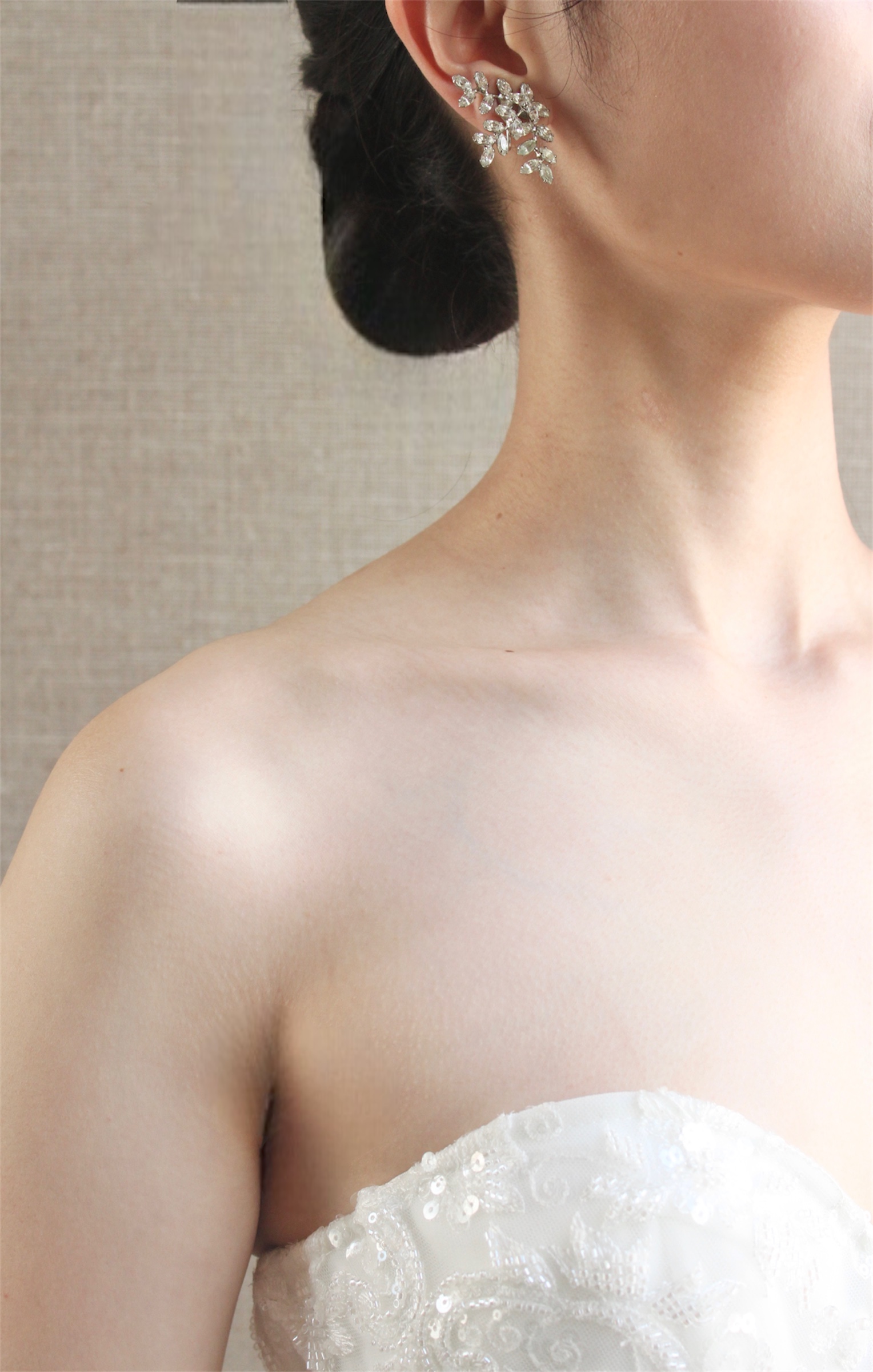 動きを感じさせるリーフモチーフの小ぶりのイヤリングで叶えていただける洗練された大人なコーディネート