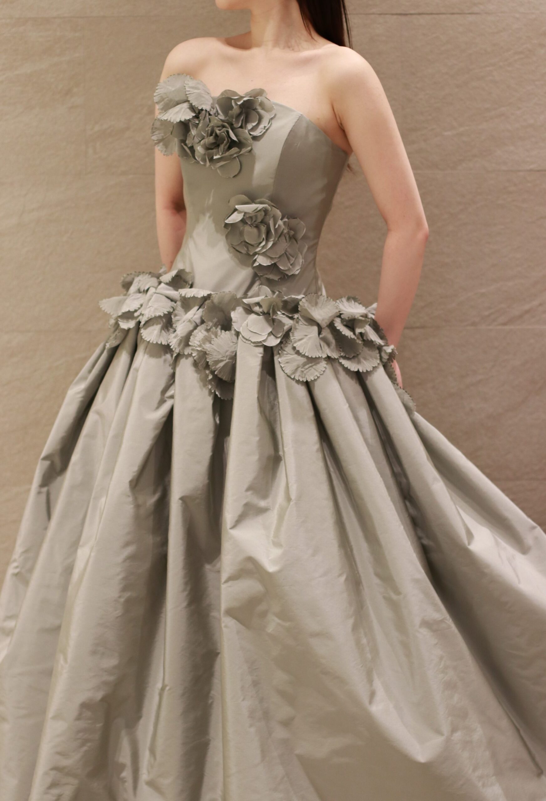 ザトリートドレッシングアディション店よりトレンドカラーを取り入れたカラードレスをご紹介いたします