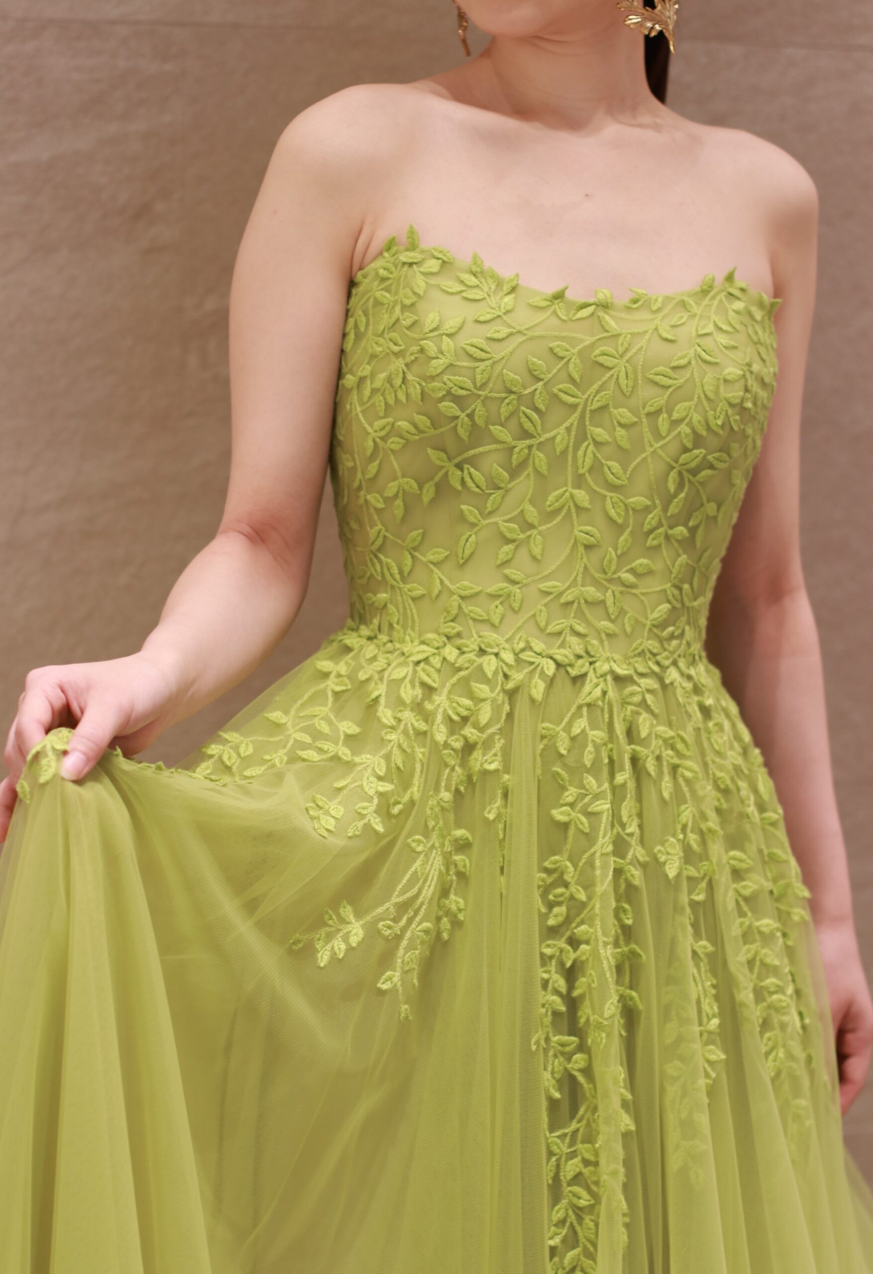 ニューヨークのブランドマークイングラムフォー ヴァレンティ―ニより秋冬のトレンドカラーであるオリーブグリーンのチュールAラインのカラードレスをご紹介いたします