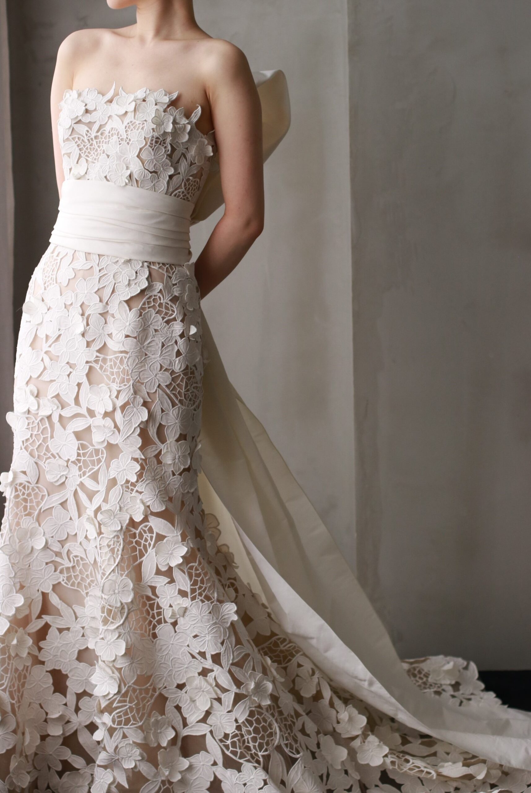 ザトリートドレッシングアディション店よりオスカーデラレンタのカットレースが美しいマーメイドラインの新作ウェディングドレスのご紹介