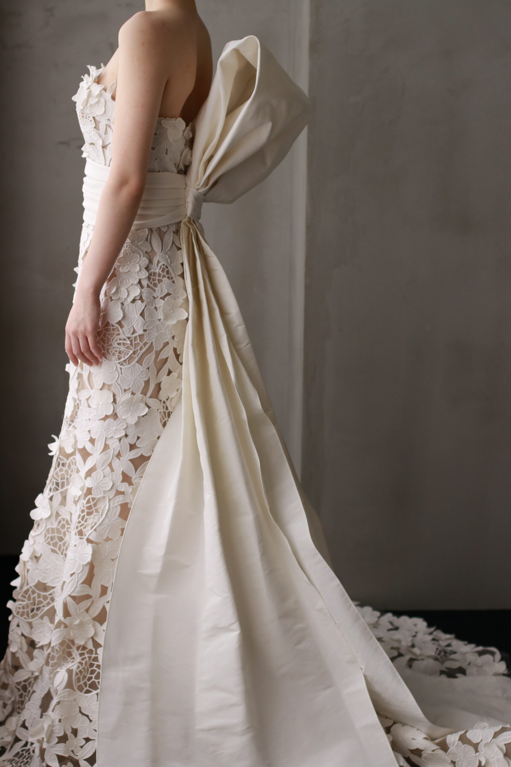 オスカーデラレンタは身に纏う花嫁への想いと一切の妥協を許さない完璧な仕立てで世界中の花嫁を魅了し続けるブランドです