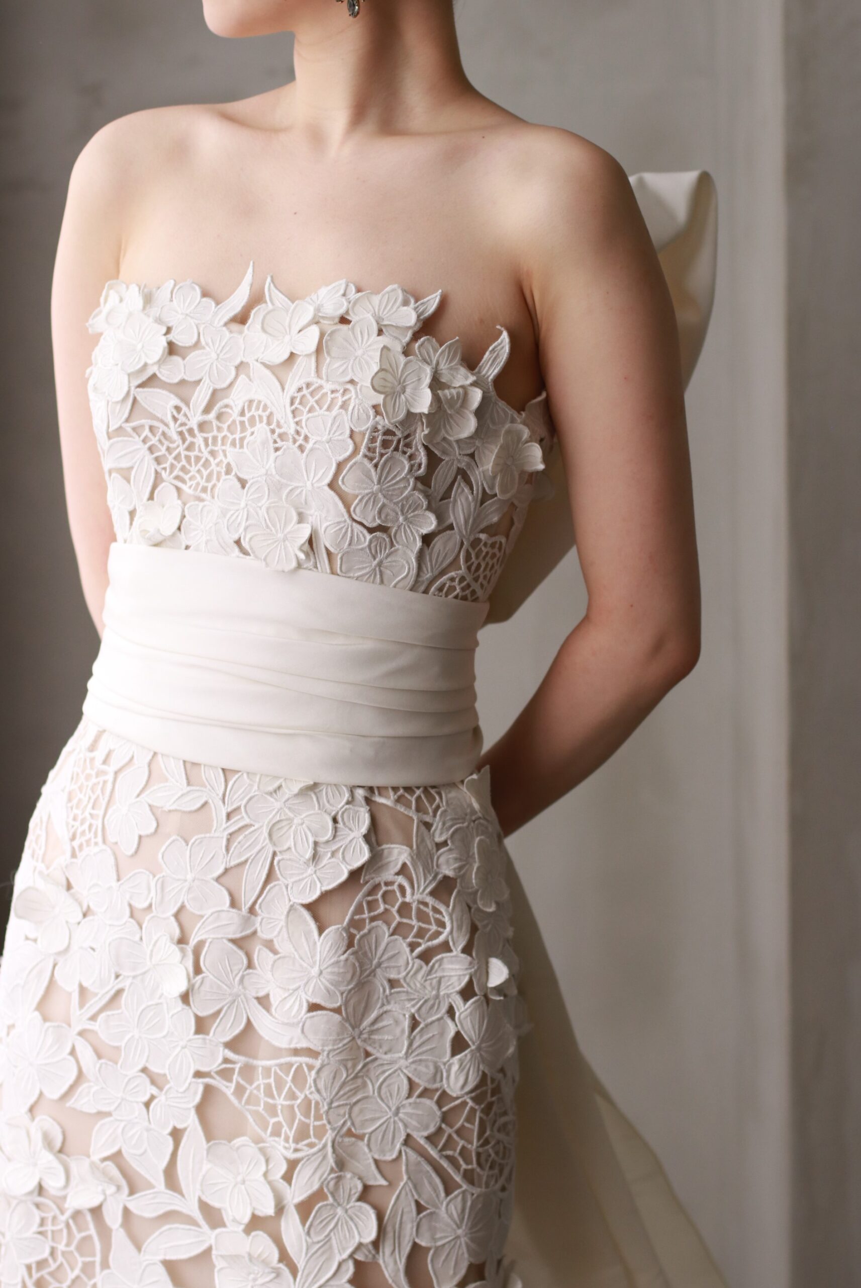 ザトリートドレッシングアディション店よりご紹介する新作のデザインはオスカーデラレンタより届いたバックリボンのデザインがおしゃれなウェディングドレスです