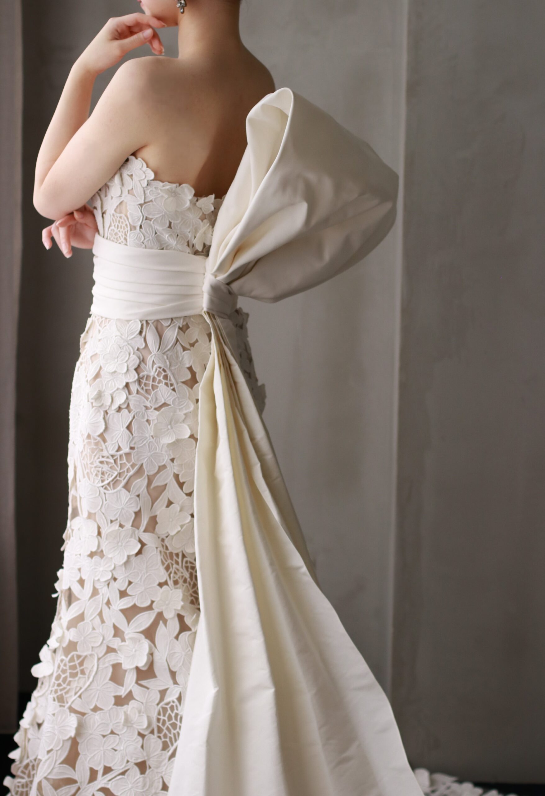 ザトリートドレッシングアディション店よりオスカーデラレンタのカットレースが美しいマーメイドラインの新作ウェディングドレスのご紹介