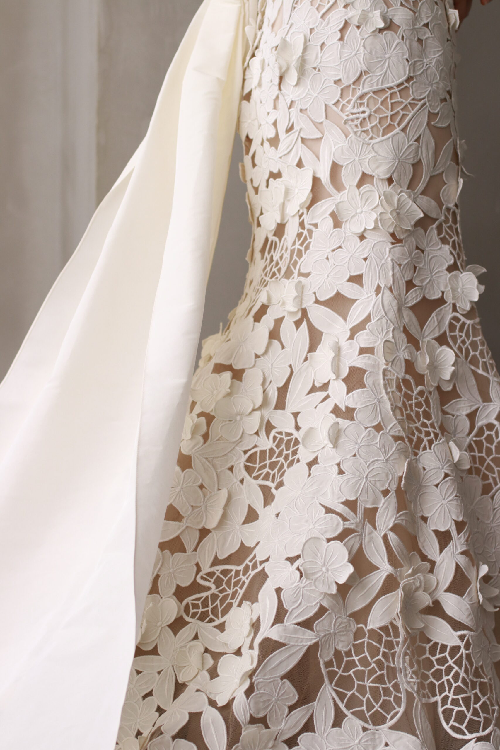 オスカーデラレンタより発表されたBridalFall2024collectionより届いた新作のウェディングドレスは絶大なる人気を誇ったカットレースが美しいマーメイドラインのデザインです